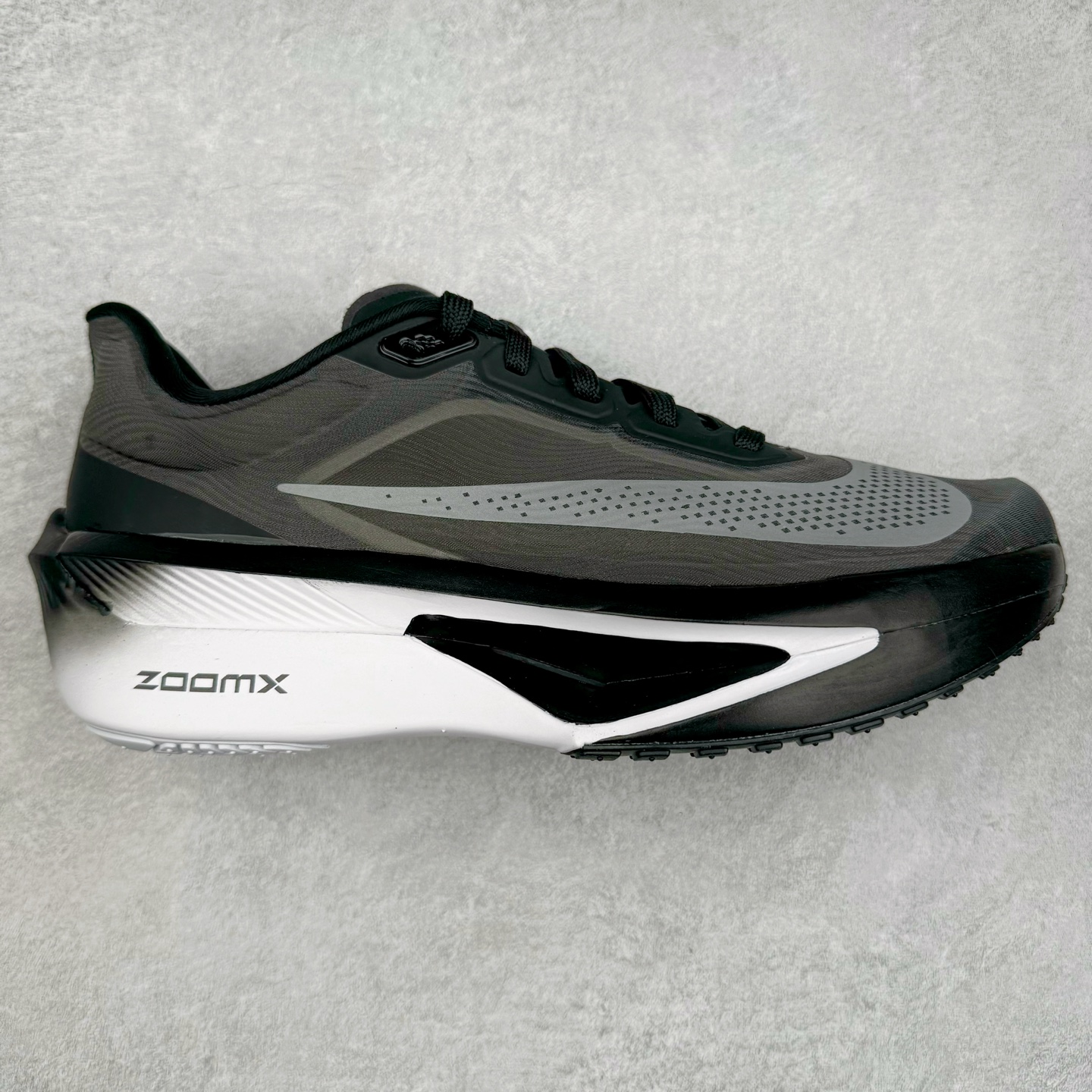 ＃纯原 NK Zoom Fly 6 竞速飞行6代系列低帮轻质缓震透气休闲运动跑步鞋FN8454-001 NK旗下主打竞速训练的Zoom Fly 6突然官宣，让不少跑步玩家都激动万分。根据 Nike 的官方说法，鞋款由基普乔格亲自监制并测试，可以说是受到地球最强跑者肯定的一双鞋。近日，这双鞋迎来基普乔格专属配色，并释出了官图。灵感来自基普乔格在土地跑道训练的经历，中底造型旨在还原训练后尘土覆盖的感觉。外观方面，延续了超大 Swoosh 的标志性设计，中底充满棱角感与层次感。科技方面，搭载加量ZoomX 与 SR-02 泡绵及全掌型 FlyPlate 碳纤维板 尺码：39 40 40.5 41 42 42.5 43 44 44.5 45 46-选品中心