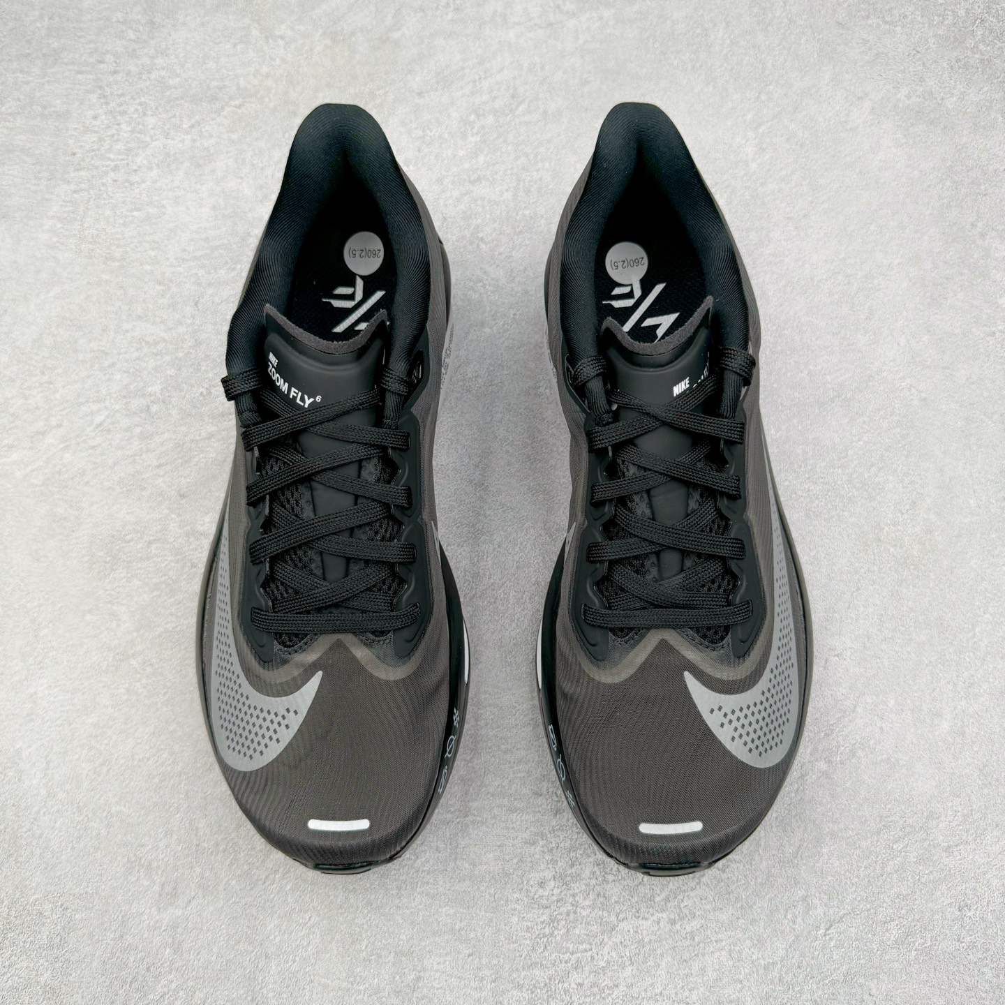 图片[2]-＃纯原 NK Zoom Fly 6 竞速飞行6代系列低帮轻质缓震透气休闲运动跑步鞋FN8454-001 NK旗下主打竞速训练的Zoom Fly 6突然官宣，让不少跑步玩家都激动万分。根据 Nike 的官方说法，鞋款由基普乔格亲自监制并测试，可以说是受到地球最强跑者肯定的一双鞋。近日，这双鞋迎来基普乔格专属配色，并释出了官图。灵感来自基普乔格在土地跑道训练的经历，中底造型旨在还原训练后尘土覆盖的感觉。外观方面，延续了超大 Swoosh 的标志性设计，中底充满棱角感与层次感。科技方面，搭载加量ZoomX 与 SR-02 泡绵及全掌型 FlyPlate 碳纤维板 尺码：39 40 40.5 41 42 42.5 43 44 44.5 45 46-选品中心