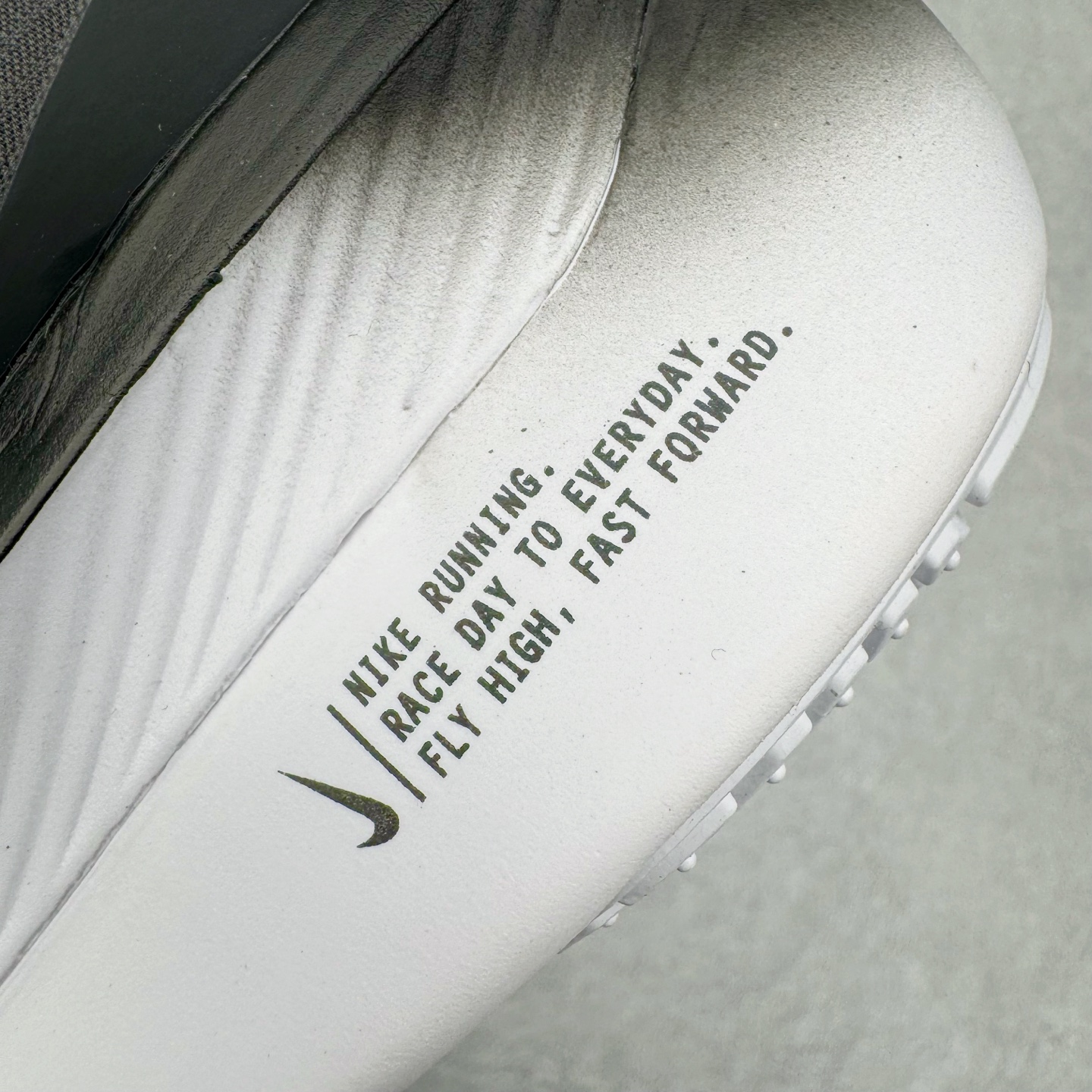 图片[13]-＃纯原 NK Zoom Fly 6 竞速飞行6代系列低帮轻质缓震透气休闲运动跑步鞋FN8454-001 NK旗下主打竞速训练的Zoom Fly 6突然官宣，让不少跑步玩家都激动万分。根据 Nike 的官方说法，鞋款由基普乔格亲自监制并测试，可以说是受到地球最强跑者肯定的一双鞋。近日，这双鞋迎来基普乔格专属配色，并释出了官图。灵感来自基普乔格在土地跑道训练的经历，中底造型旨在还原训练后尘土覆盖的感觉。外观方面，延续了超大 Swoosh 的标志性设计，中底充满棱角感与层次感。科技方面，搭载加量ZoomX 与 SR-02 泡绵及全掌型 FlyPlate 碳纤维板 尺码：39 40 40.5 41 42 42.5 43 44 44.5 45 46-选品中心