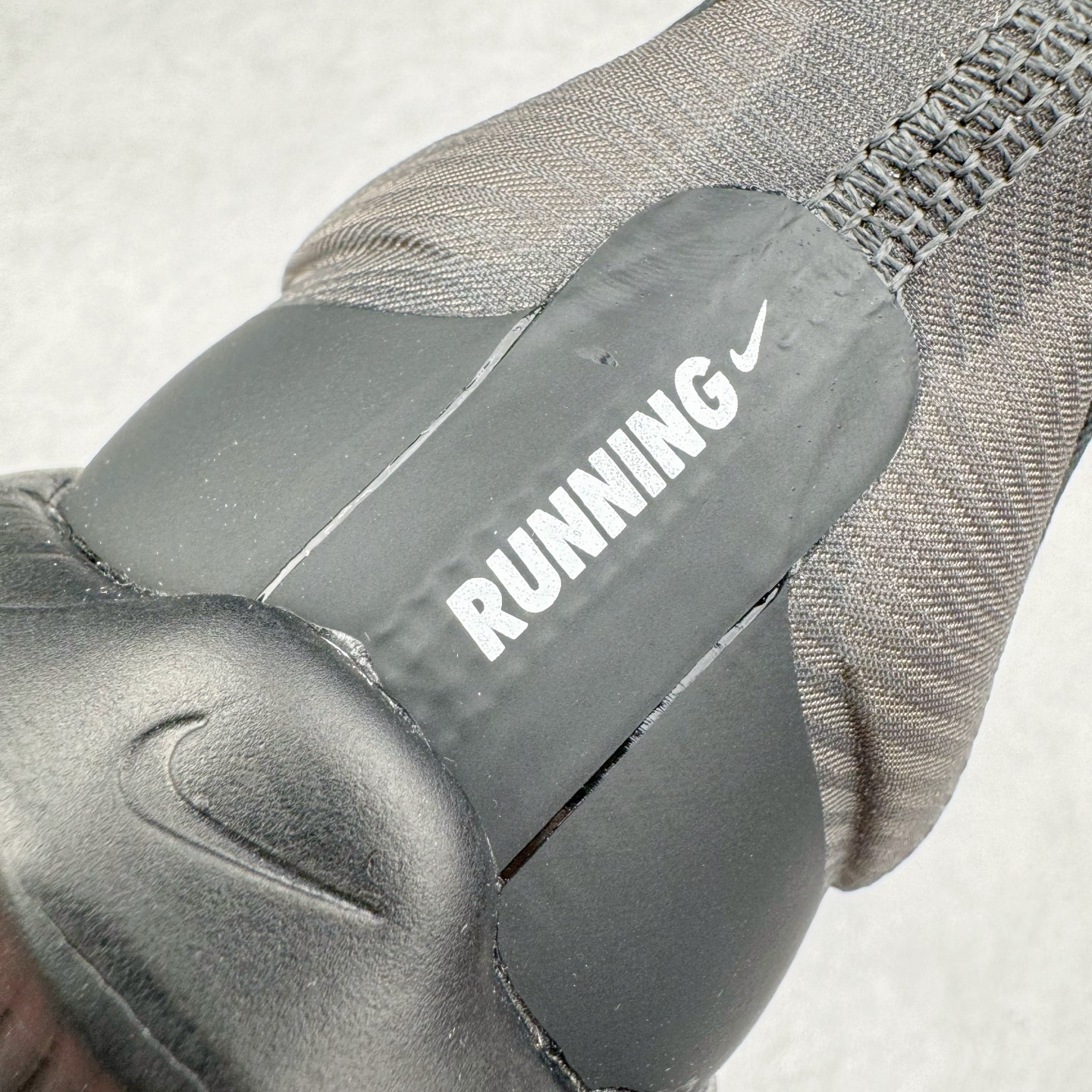 图片[14]-＃纯原 NK Zoom Fly 6 竞速飞行6代系列低帮轻质缓震透气休闲运动跑步鞋FN8454-001 NK旗下主打竞速训练的Zoom Fly 6突然官宣，让不少跑步玩家都激动万分。根据 Nike 的官方说法，鞋款由基普乔格亲自监制并测试，可以说是受到地球最强跑者肯定的一双鞋。近日，这双鞋迎来基普乔格专属配色，并释出了官图。灵感来自基普乔格在土地跑道训练的经历，中底造型旨在还原训练后尘土覆盖的感觉。外观方面，延续了超大 Swoosh 的标志性设计，中底充满棱角感与层次感。科技方面，搭载加量ZoomX 与 SR-02 泡绵及全掌型 FlyPlate 碳纤维板 尺码：39 40 40.5 41 42 42.5 43 44 44.5 45 46-选品中心