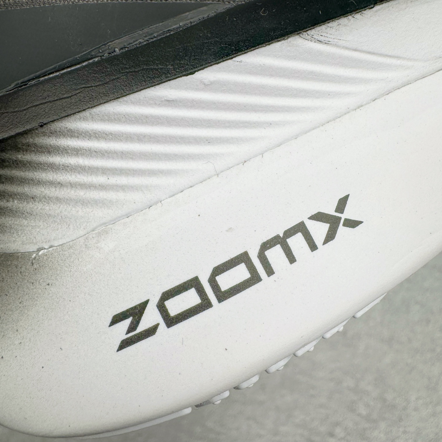 图片[19]-＃纯原 NK Zoom Fly 6 竞速飞行6代系列低帮轻质缓震透气休闲运动跑步鞋FN8454-001 NK旗下主打竞速训练的Zoom Fly 6突然官宣，让不少跑步玩家都激动万分。根据 Nike 的官方说法，鞋款由基普乔格亲自监制并测试，可以说是受到地球最强跑者肯定的一双鞋。近日，这双鞋迎来基普乔格专属配色，并释出了官图。灵感来自基普乔格在土地跑道训练的经历，中底造型旨在还原训练后尘土覆盖的感觉。外观方面，延续了超大 Swoosh 的标志性设计，中底充满棱角感与层次感。科技方面，搭载加量ZoomX 与 SR-02 泡绵及全掌型 FlyPlate 碳纤维板 尺码：39 40 40.5 41 42 42.5 43 44 44.5 45 46-选品中心