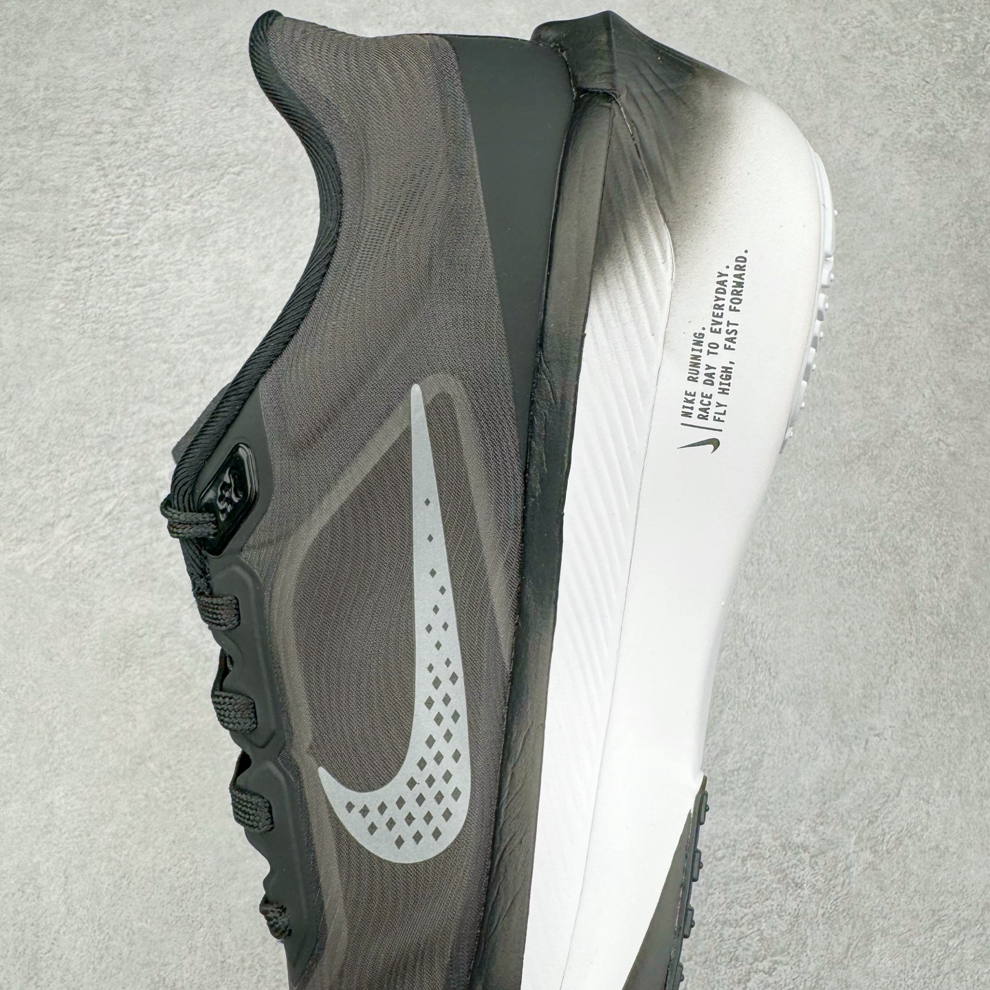 图片[7]-＃纯原 NK Zoom Fly 6 竞速飞行6代系列低帮轻质缓震透气休闲运动跑步鞋FN8454-001 NK旗下主打竞速训练的Zoom Fly 6突然官宣，让不少跑步玩家都激动万分。根据 Nike 的官方说法，鞋款由基普乔格亲自监制并测试，可以说是受到地球最强跑者肯定的一双鞋。近日，这双鞋迎来基普乔格专属配色，并释出了官图。灵感来自基普乔格在土地跑道训练的经历，中底造型旨在还原训练后尘土覆盖的感觉。外观方面，延续了超大 Swoosh 的标志性设计，中底充满棱角感与层次感。科技方面，搭载加量ZoomX 与 SR-02 泡绵及全掌型 FlyPlate 碳纤维板 尺码：39 40 40.5 41 42 42.5 43 44 44.5 45 46-选品中心