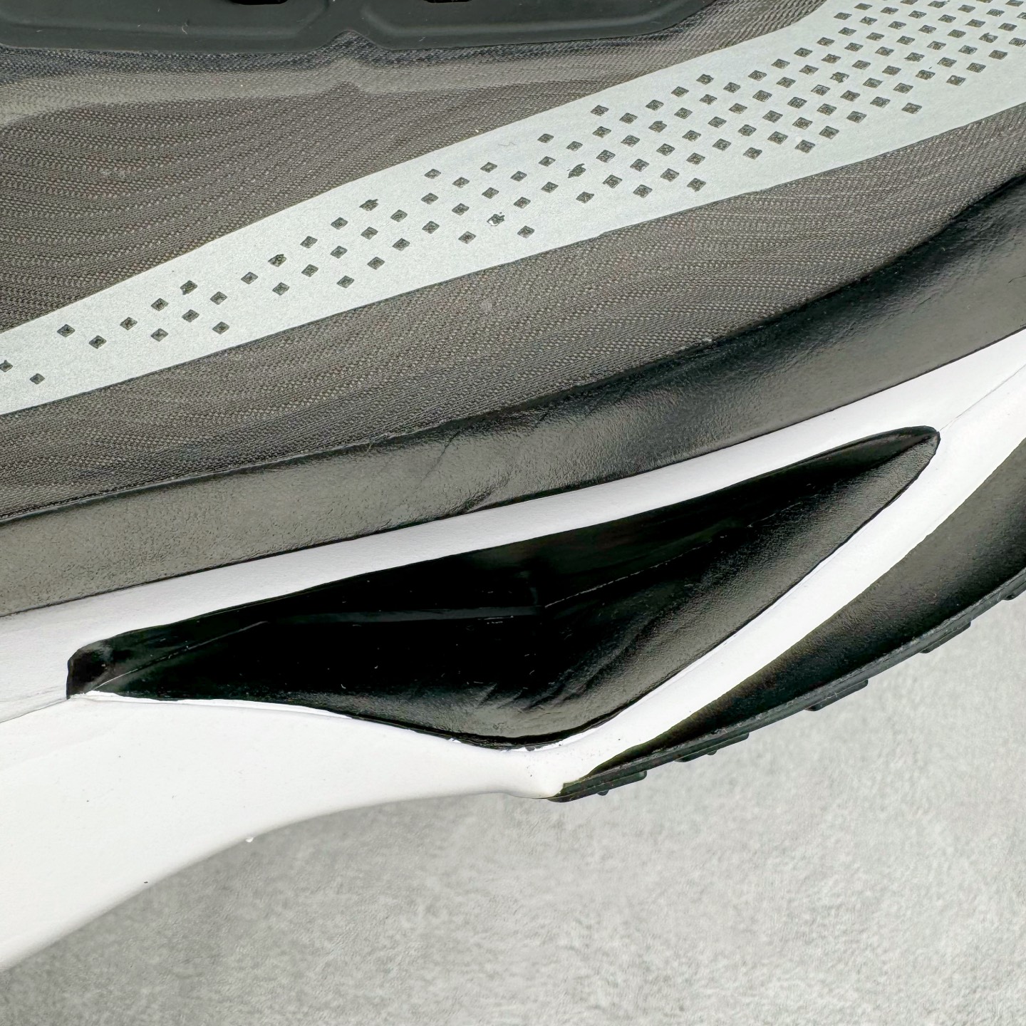 图片[18]-＃纯原 NK Zoom Fly 6 竞速飞行6代系列低帮轻质缓震透气休闲运动跑步鞋FN8454-001 NK旗下主打竞速训练的Zoom Fly 6突然官宣，让不少跑步玩家都激动万分。根据 Nike 的官方说法，鞋款由基普乔格亲自监制并测试，可以说是受到地球最强跑者肯定的一双鞋。近日，这双鞋迎来基普乔格专属配色，并释出了官图。灵感来自基普乔格在土地跑道训练的经历，中底造型旨在还原训练后尘土覆盖的感觉。外观方面，延续了超大 Swoosh 的标志性设计，中底充满棱角感与层次感。科技方面，搭载加量ZoomX 与 SR-02 泡绵及全掌型 FlyPlate 碳纤维板 尺码：39 40 40.5 41 42 42.5 43 44 44.5 45 46-选品中心