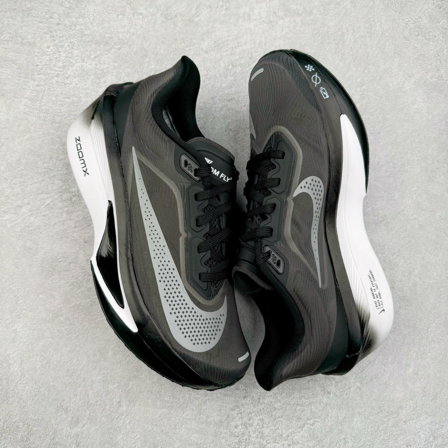 图片[3]-＃纯原 NK Zoom Fly 6 竞速飞行6代系列低帮轻质缓震透气休闲运动跑步鞋FN8454-001 NK旗下主打竞速训练的Zoom Fly 6突然官宣，让不少跑步玩家都激动万分。根据 Nike 的官方说法，鞋款由基普乔格亲自监制并测试，可以说是受到地球最强跑者肯定的一双鞋。近日，这双鞋迎来基普乔格专属配色，并释出了官图。灵感来自基普乔格在土地跑道训练的经历，中底造型旨在还原训练后尘土覆盖的感觉。外观方面，延续了超大 Swoosh 的标志性设计，中底充满棱角感与层次感。科技方面，搭载加量ZoomX 与 SR-02 泡绵及全掌型 FlyPlate 碳纤维板 尺码：39 40 40.5 41 42 42.5 43 44 44.5 45 46-选品中心