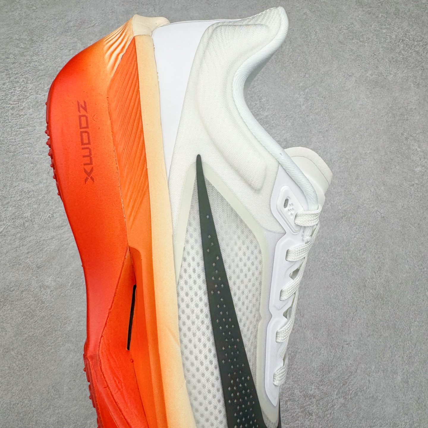 图片[6]-＃纯原 NK Zoom Fly 6 竞速飞行6代系列低帮轻质缓震透气休闲运动跑步鞋HJ7038-100 NK旗下主打竞速训练的Zoom Fly 6突然官宣，让不少跑步玩家都激动万分。根据 Nike 的官方说法，鞋款由基普乔格亲自监制并测试，可以说是受到地球最强跑者肯定的一双鞋。近日，这双鞋迎来基普乔格专属配色，并释出了官图。灵感来自基普乔格在土地跑道训练的经历，中底造型旨在还原训练后尘土覆盖的感觉。外观方面，延续了超大 Swoosh 的标志性设计，中底充满棱角感与层次感。科技方面，搭载加量ZoomX 与 SR-02 泡绵及全掌型 FlyPlate 碳纤维板 尺码：39 40 40.5 41 42 42.5 43 44 44.5 45 46-选品中心