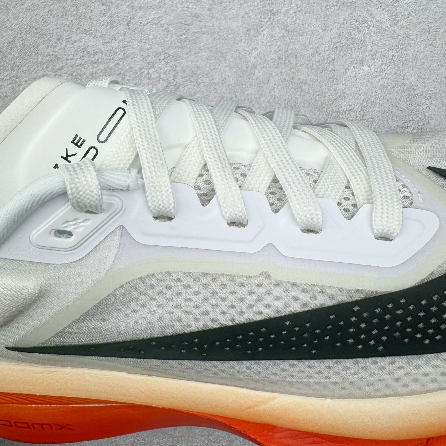 图片[18]-＃纯原 NK Zoom Fly 6 竞速飞行6代系列低帮轻质缓震透气休闲运动跑步鞋HJ7038-100 NK旗下主打竞速训练的Zoom Fly 6突然官宣，让不少跑步玩家都激动万分。根据 Nike 的官方说法，鞋款由基普乔格亲自监制并测试，可以说是受到地球最强跑者肯定的一双鞋。近日，这双鞋迎来基普乔格专属配色，并释出了官图。灵感来自基普乔格在土地跑道训练的经历，中底造型旨在还原训练后尘土覆盖的感觉。外观方面，延续了超大 Swoosh 的标志性设计，中底充满棱角感与层次感。科技方面，搭载加量ZoomX 与 SR-02 泡绵及全掌型 FlyPlate 碳纤维板 尺码：39 40 40.5 41 42 42.5 43 44 44.5 45 46-选品中心