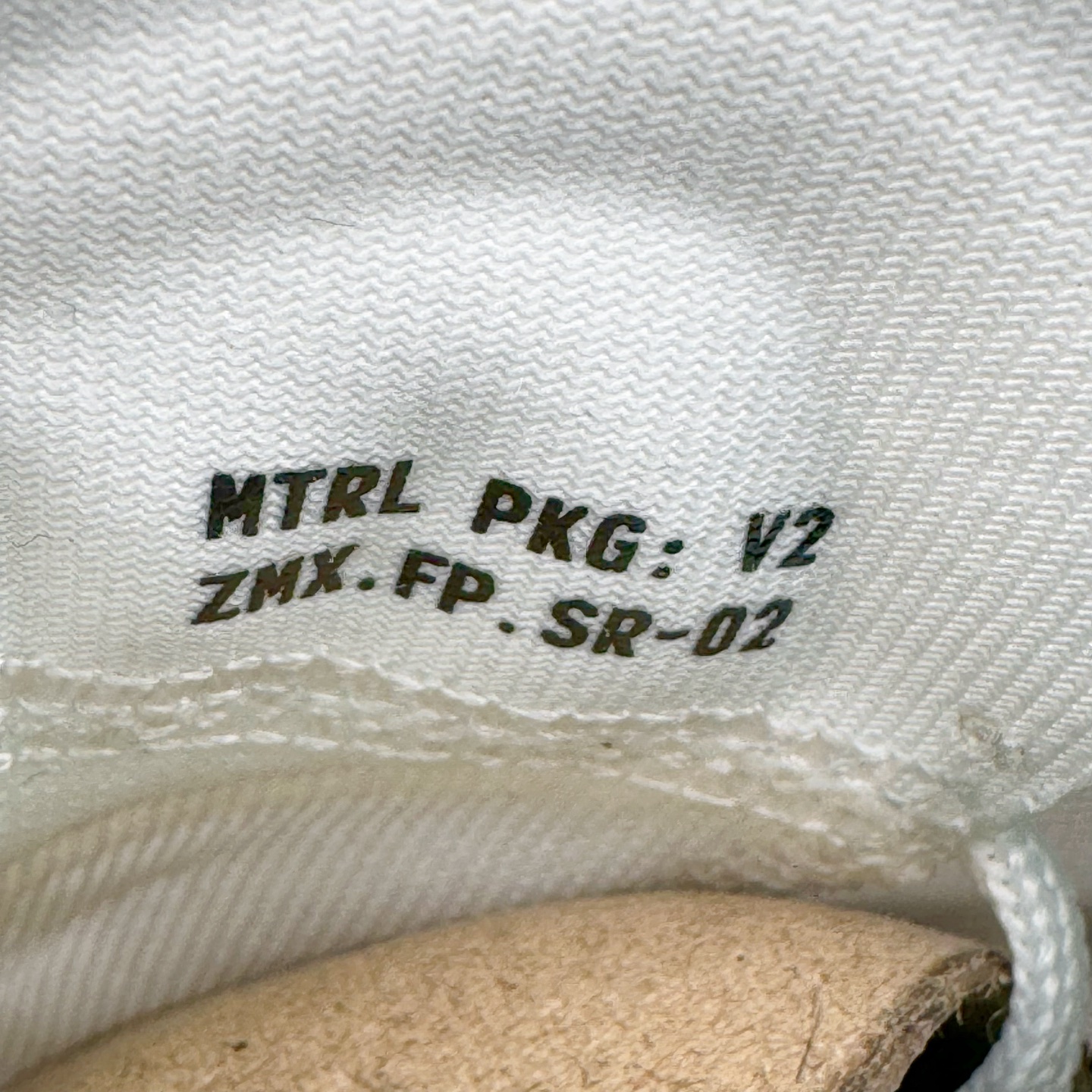 图片[14]-＃纯原 NK Zoom Fly 6 竞速飞行6代系列低帮轻质缓震透气休闲运动跑步鞋HJ7038-100 NK旗下主打竞速训练的Zoom Fly 6突然官宣，让不少跑步玩家都激动万分。根据 Nike 的官方说法，鞋款由基普乔格亲自监制并测试，可以说是受到地球最强跑者肯定的一双鞋。近日，这双鞋迎来基普乔格专属配色，并释出了官图。灵感来自基普乔格在土地跑道训练的经历，中底造型旨在还原训练后尘土覆盖的感觉。外观方面，延续了超大 Swoosh 的标志性设计，中底充满棱角感与层次感。科技方面，搭载加量ZoomX 与 SR-02 泡绵及全掌型 FlyPlate 碳纤维板 尺码：39 40 40.5 41 42 42.5 43 44 44.5 45 46-选品中心