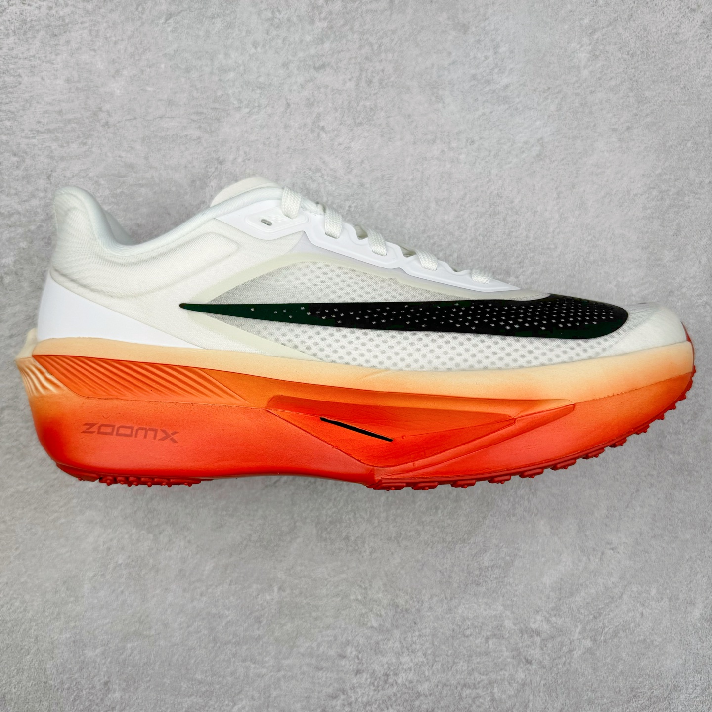 ＃纯原 NK Zoom Fly 6 竞速飞行6代系列低帮轻质缓震透气休闲运动跑步鞋HJ7038-100 NK旗下主打竞速训练的Zoom Fly 6突然官宣，让不少跑步玩家都激动万分。根据 Nike 的官方说法，鞋款由基普乔格亲自监制并测试，可以说是受到地球最强跑者肯定的一双鞋。近日，这双鞋迎来基普乔格专属配色，并释出了官图。灵感来自基普乔格在土地跑道训练的经历，中底造型旨在还原训练后尘土覆盖的感觉。外观方面，延续了超大 Swoosh 的标志性设计，中底充满棱角感与层次感。科技方面，搭载加量ZoomX 与 SR-02 泡绵及全掌型 FlyPlate 碳纤维板 尺码：39 40 40.5 41 42 42.5 43 44 44.5 45 46-选品中心