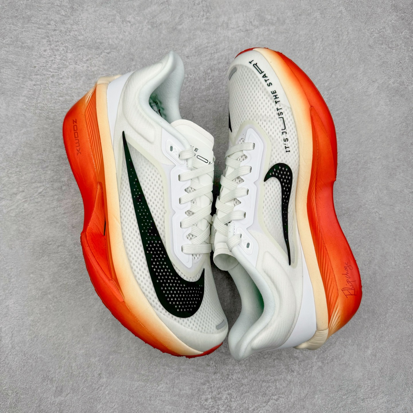 图片[3]-＃纯原 NK Zoom Fly 6 竞速飞行6代系列低帮轻质缓震透气休闲运动跑步鞋HJ7038-100 NK旗下主打竞速训练的Zoom Fly 6突然官宣，让不少跑步玩家都激动万分。根据 Nike 的官方说法，鞋款由基普乔格亲自监制并测试，可以说是受到地球最强跑者肯定的一双鞋。近日，这双鞋迎来基普乔格专属配色，并释出了官图。灵感来自基普乔格在土地跑道训练的经历，中底造型旨在还原训练后尘土覆盖的感觉。外观方面，延续了超大 Swoosh 的标志性设计，中底充满棱角感与层次感。科技方面，搭载加量ZoomX 与 SR-02 泡绵及全掌型 FlyPlate 碳纤维板 尺码：39 40 40.5 41 42 42.5 43 44 44.5 45 46-选品中心