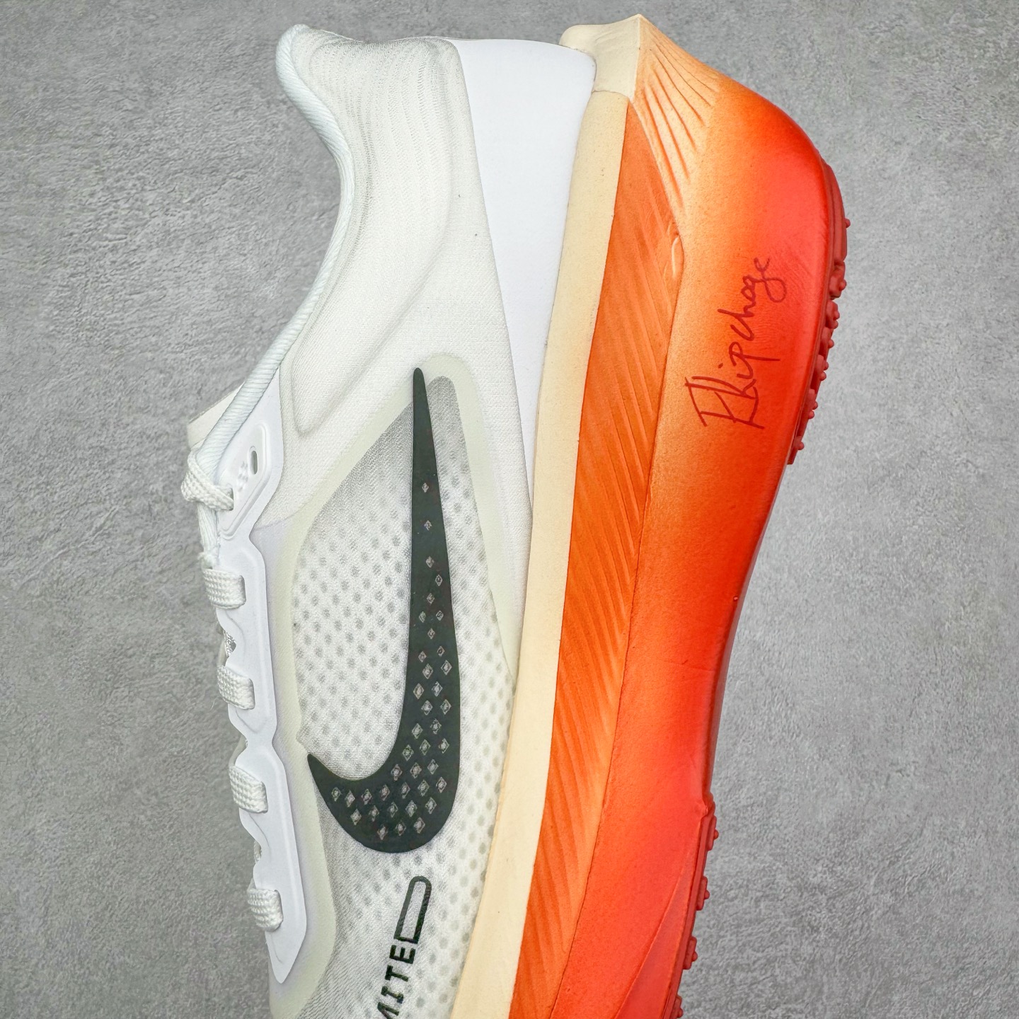 图片[7]-＃纯原 NK Zoom Fly 6 竞速飞行6代系列低帮轻质缓震透气休闲运动跑步鞋HJ7038-100 NK旗下主打竞速训练的Zoom Fly 6突然官宣，让不少跑步玩家都激动万分。根据 Nike 的官方说法，鞋款由基普乔格亲自监制并测试，可以说是受到地球最强跑者肯定的一双鞋。近日，这双鞋迎来基普乔格专属配色，并释出了官图。灵感来自基普乔格在土地跑道训练的经历，中底造型旨在还原训练后尘土覆盖的感觉。外观方面，延续了超大 Swoosh 的标志性设计，中底充满棱角感与层次感。科技方面，搭载加量ZoomX 与 SR-02 泡绵及全掌型 FlyPlate 碳纤维板 尺码：39 40 40.5 41 42 42.5 43 44 44.5 45 46-选品中心