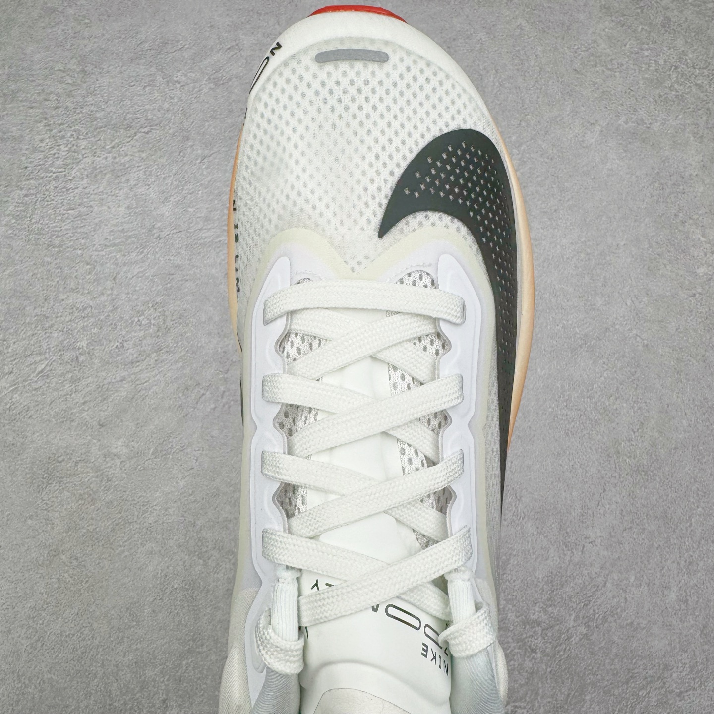 图片[4]-＃纯原 NK Zoom Fly 6 竞速飞行6代系列低帮轻质缓震透气休闲运动跑步鞋HJ7038-100 NK旗下主打竞速训练的Zoom Fly 6突然官宣，让不少跑步玩家都激动万分。根据 Nike 的官方说法，鞋款由基普乔格亲自监制并测试，可以说是受到地球最强跑者肯定的一双鞋。近日，这双鞋迎来基普乔格专属配色，并释出了官图。灵感来自基普乔格在土地跑道训练的经历，中底造型旨在还原训练后尘土覆盖的感觉。外观方面，延续了超大 Swoosh 的标志性设计，中底充满棱角感与层次感。科技方面，搭载加量ZoomX 与 SR-02 泡绵及全掌型 FlyPlate 碳纤维板 尺码：39 40 40.5 41 42 42.5 43 44 44.5 45 46-选品中心