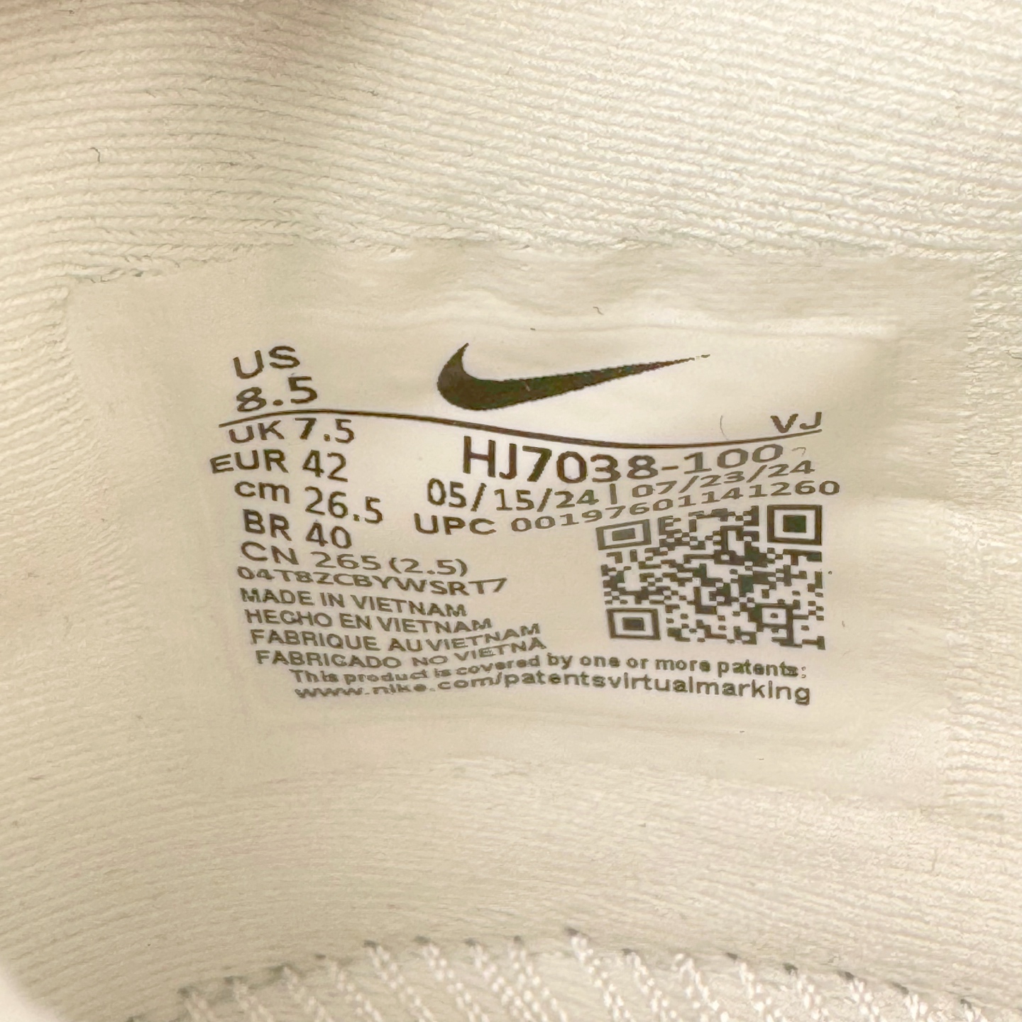 图片[22]-＃纯原 NK Zoom Fly 6 竞速飞行6代系列低帮轻质缓震透气休闲运动跑步鞋HJ7038-100 NK旗下主打竞速训练的Zoom Fly 6突然官宣，让不少跑步玩家都激动万分。根据 Nike 的官方说法，鞋款由基普乔格亲自监制并测试，可以说是受到地球最强跑者肯定的一双鞋。近日，这双鞋迎来基普乔格专属配色，并释出了官图。灵感来自基普乔格在土地跑道训练的经历，中底造型旨在还原训练后尘土覆盖的感觉。外观方面，延续了超大 Swoosh 的标志性设计，中底充满棱角感与层次感。科技方面，搭载加量ZoomX 与 SR-02 泡绵及全掌型 FlyPlate 碳纤维板 尺码：39 40 40.5 41 42 42.5 43 44 44.5 45 46-选品中心