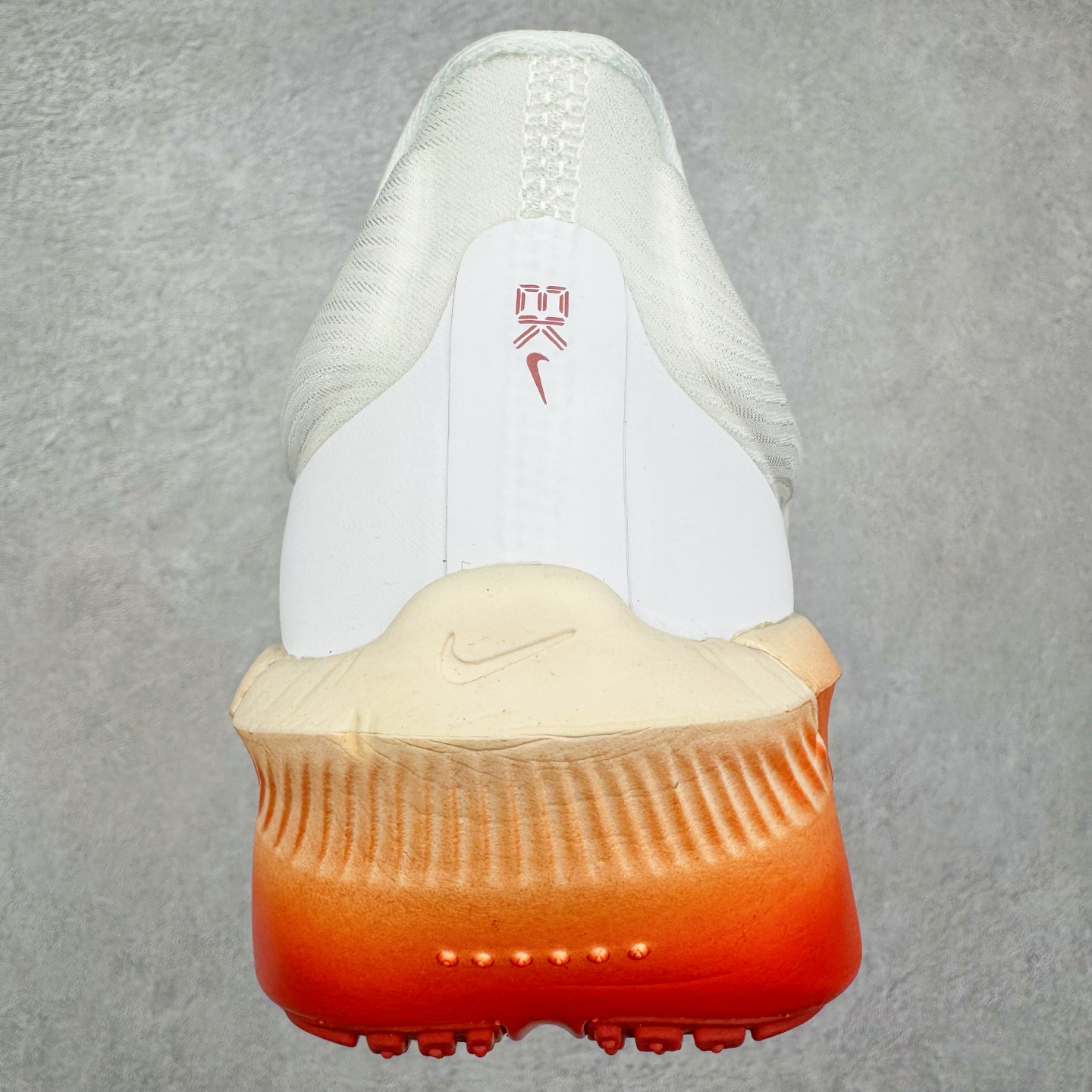 图片[8]-＃纯原 NK Zoom Fly 6 竞速飞行6代系列低帮轻质缓震透气休闲运动跑步鞋HJ7038-100 NK旗下主打竞速训练的Zoom Fly 6突然官宣，让不少跑步玩家都激动万分。根据 Nike 的官方说法，鞋款由基普乔格亲自监制并测试，可以说是受到地球最强跑者肯定的一双鞋。近日，这双鞋迎来基普乔格专属配色，并释出了官图。灵感来自基普乔格在土地跑道训练的经历，中底造型旨在还原训练后尘土覆盖的感觉。外观方面，延续了超大 Swoosh 的标志性设计，中底充满棱角感与层次感。科技方面，搭载加量ZoomX 与 SR-02 泡绵及全掌型 FlyPlate 碳纤维板 尺码：39 40 40.5 41 42 42.5 43 44 44.5 45 46-选品中心