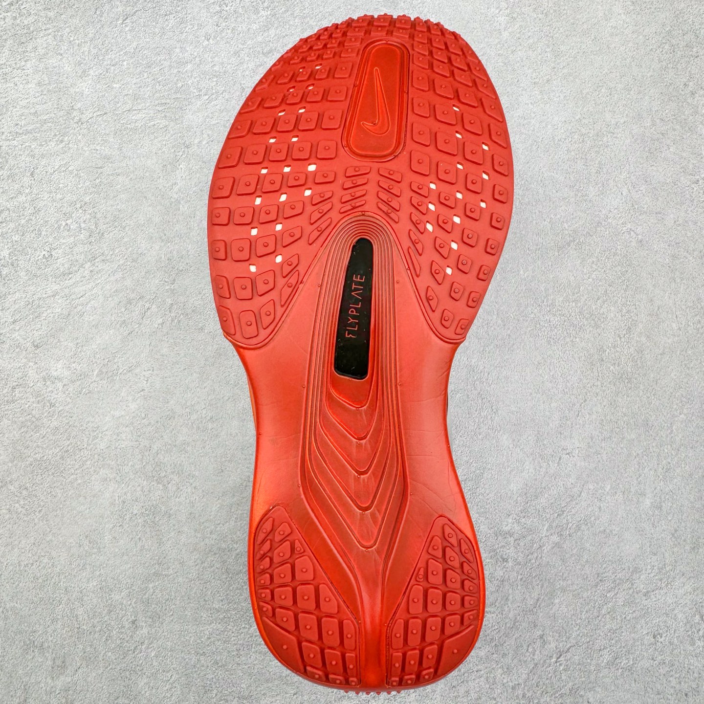 图片[9]-＃纯原 NK Zoom Fly 6 竞速飞行6代系列低帮轻质缓震透气休闲运动跑步鞋HJ7038-100 NK旗下主打竞速训练的Zoom Fly 6突然官宣，让不少跑步玩家都激动万分。根据 Nike 的官方说法，鞋款由基普乔格亲自监制并测试，可以说是受到地球最强跑者肯定的一双鞋。近日，这双鞋迎来基普乔格专属配色，并释出了官图。灵感来自基普乔格在土地跑道训练的经历，中底造型旨在还原训练后尘土覆盖的感觉。外观方面，延续了超大 Swoosh 的标志性设计，中底充满棱角感与层次感。科技方面，搭载加量ZoomX 与 SR-02 泡绵及全掌型 FlyPlate 碳纤维板 尺码：39 40 40.5 41 42 42.5 43 44 44.5 45 46-选品中心