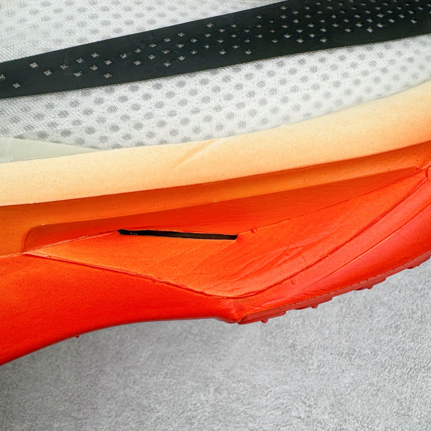 图片[20]-＃纯原 NK Zoom Fly 6 竞速飞行6代系列低帮轻质缓震透气休闲运动跑步鞋HJ7038-100 NK旗下主打竞速训练的Zoom Fly 6突然官宣，让不少跑步玩家都激动万分。根据 Nike 的官方说法，鞋款由基普乔格亲自监制并测试，可以说是受到地球最强跑者肯定的一双鞋。近日，这双鞋迎来基普乔格专属配色，并释出了官图。灵感来自基普乔格在土地跑道训练的经历，中底造型旨在还原训练后尘土覆盖的感觉。外观方面，延续了超大 Swoosh 的标志性设计，中底充满棱角感与层次感。科技方面，搭载加量ZoomX 与 SR-02 泡绵及全掌型 FlyPlate 碳纤维板 尺码：39 40 40.5 41 42 42.5 43 44 44.5 45 46-选品中心