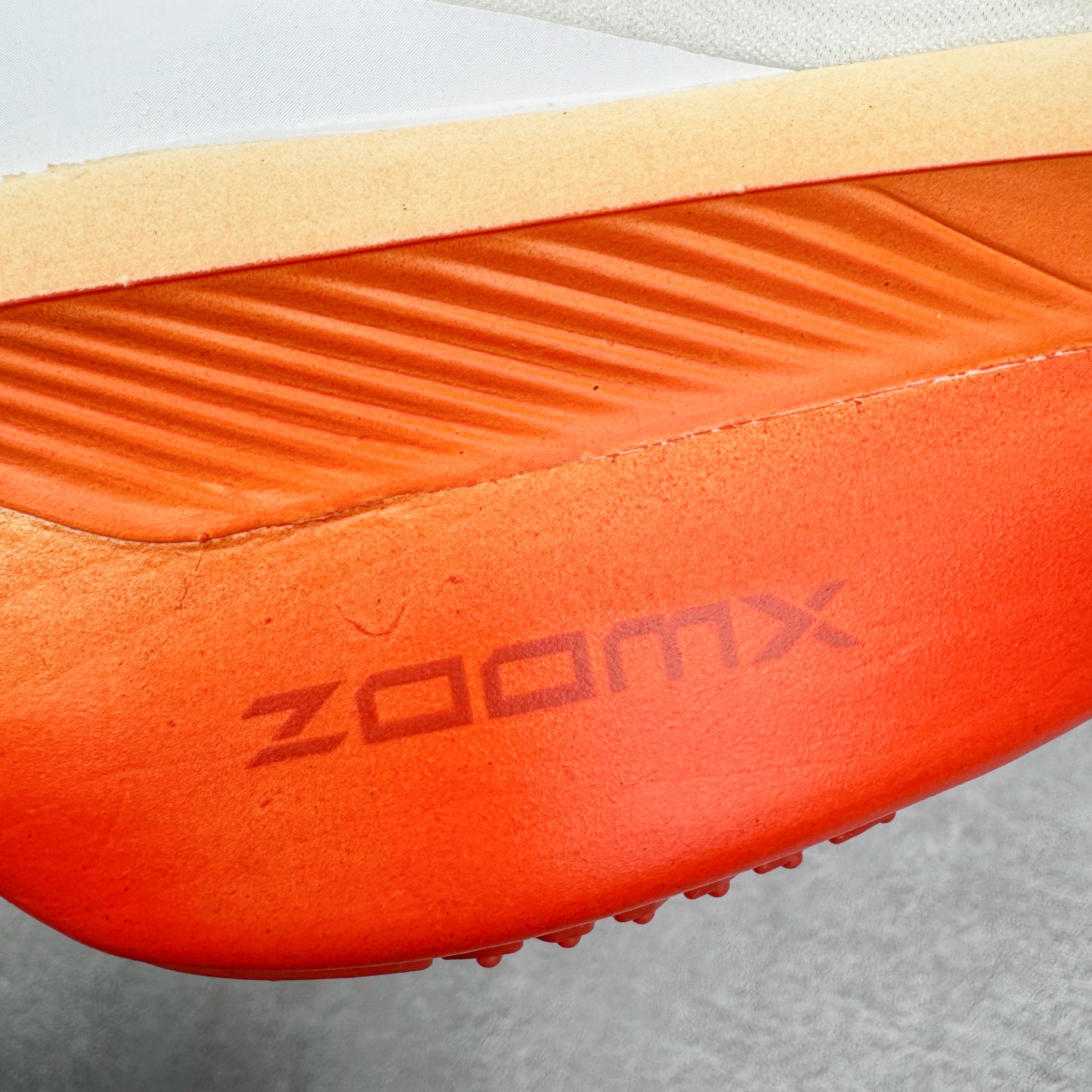 图片[19]-＃纯原 NK Zoom Fly 6 竞速飞行6代系列低帮轻质缓震透气休闲运动跑步鞋HJ7038-100 NK旗下主打竞速训练的Zoom Fly 6突然官宣，让不少跑步玩家都激动万分。根据 Nike 的官方说法，鞋款由基普乔格亲自监制并测试，可以说是受到地球最强跑者肯定的一双鞋。近日，这双鞋迎来基普乔格专属配色，并释出了官图。灵感来自基普乔格在土地跑道训练的经历，中底造型旨在还原训练后尘土覆盖的感觉。外观方面，延续了超大 Swoosh 的标志性设计，中底充满棱角感与层次感。科技方面，搭载加量ZoomX 与 SR-02 泡绵及全掌型 FlyPlate 碳纤维板 尺码：39 40 40.5 41 42 42.5 43 44 44.5 45 46-选品中心