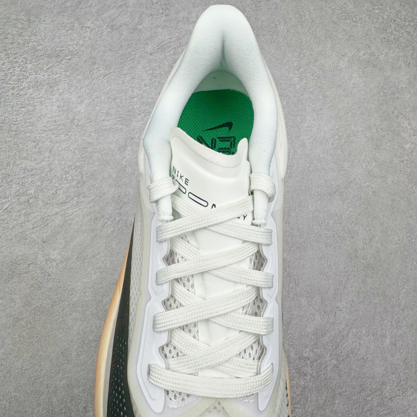 图片[5]-＃纯原 NK Zoom Fly 6 竞速飞行6代系列低帮轻质缓震透气休闲运动跑步鞋HJ7038-100 NK旗下主打竞速训练的Zoom Fly 6突然官宣，让不少跑步玩家都激动万分。根据 Nike 的官方说法，鞋款由基普乔格亲自监制并测试，可以说是受到地球最强跑者肯定的一双鞋。近日，这双鞋迎来基普乔格专属配色，并释出了官图。灵感来自基普乔格在土地跑道训练的经历，中底造型旨在还原训练后尘土覆盖的感觉。外观方面，延续了超大 Swoosh 的标志性设计，中底充满棱角感与层次感。科技方面，搭载加量ZoomX 与 SR-02 泡绵及全掌型 FlyPlate 碳纤维板 尺码：39 40 40.5 41 42 42.5 43 44 44.5 45 46-选品中心