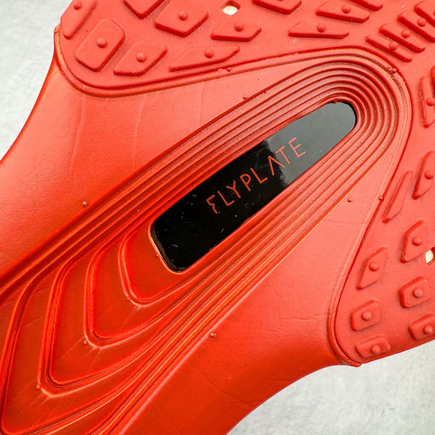 图片[21]-＃纯原 NK Zoom Fly 6 竞速飞行6代系列低帮轻质缓震透气休闲运动跑步鞋HJ7038-100 NK旗下主打竞速训练的Zoom Fly 6突然官宣，让不少跑步玩家都激动万分。根据 Nike 的官方说法，鞋款由基普乔格亲自监制并测试，可以说是受到地球最强跑者肯定的一双鞋。近日，这双鞋迎来基普乔格专属配色，并释出了官图。灵感来自基普乔格在土地跑道训练的经历，中底造型旨在还原训练后尘土覆盖的感觉。外观方面，延续了超大 Swoosh 的标志性设计，中底充满棱角感与层次感。科技方面，搭载加量ZoomX 与 SR-02 泡绵及全掌型 FlyPlate 碳纤维板 尺码：39 40 40.5 41 42 42.5 43 44 44.5 45 46-选品中心