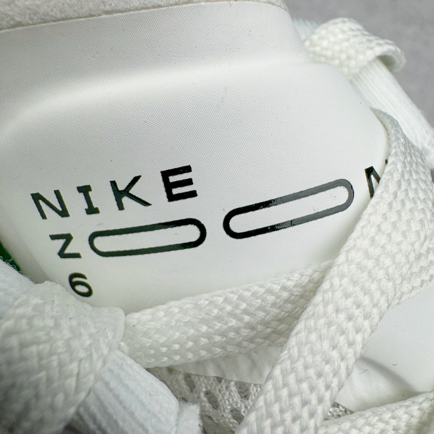 图片[16]-＃纯原 NK Zoom Fly 6 竞速飞行6代系列低帮轻质缓震透气休闲运动跑步鞋HJ7038-100 NK旗下主打竞速训练的Zoom Fly 6突然官宣，让不少跑步玩家都激动万分。根据 Nike 的官方说法，鞋款由基普乔格亲自监制并测试，可以说是受到地球最强跑者肯定的一双鞋。近日，这双鞋迎来基普乔格专属配色，并释出了官图。灵感来自基普乔格在土地跑道训练的经历，中底造型旨在还原训练后尘土覆盖的感觉。外观方面，延续了超大 Swoosh 的标志性设计，中底充满棱角感与层次感。科技方面，搭载加量ZoomX 与 SR-02 泡绵及全掌型 FlyPlate 碳纤维板 尺码：39 40 40.5 41 42 42.5 43 44 44.5 45 46-选品中心