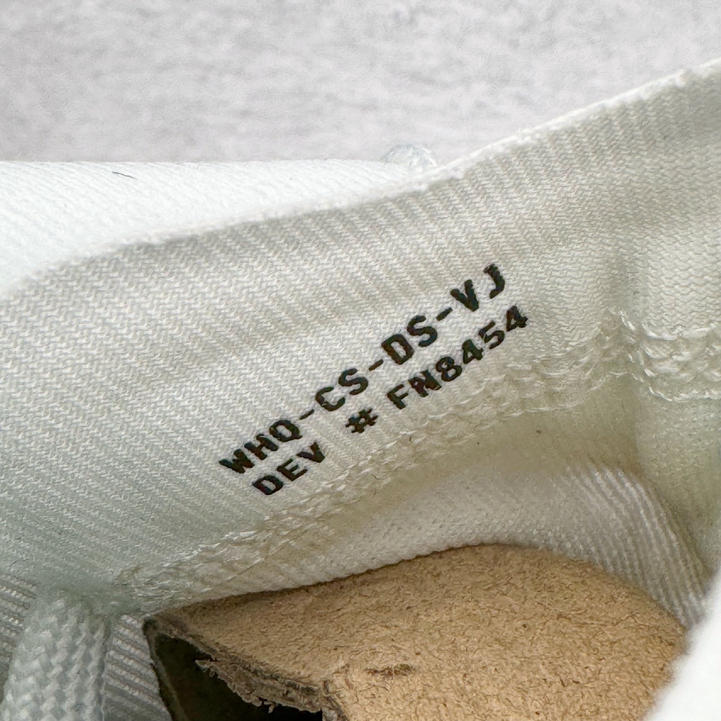 图片[13]-＃纯原 NK Zoom Fly 6 竞速飞行6代系列低帮轻质缓震透气休闲运动跑步鞋HJ7038-100 NK旗下主打竞速训练的Zoom Fly 6突然官宣，让不少跑步玩家都激动万分。根据 Nike 的官方说法，鞋款由基普乔格亲自监制并测试，可以说是受到地球最强跑者肯定的一双鞋。近日，这双鞋迎来基普乔格专属配色，并释出了官图。灵感来自基普乔格在土地跑道训练的经历，中底造型旨在还原训练后尘土覆盖的感觉。外观方面，延续了超大 Swoosh 的标志性设计，中底充满棱角感与层次感。科技方面，搭载加量ZoomX 与 SR-02 泡绵及全掌型 FlyPlate 碳纤维板 尺码：39 40 40.5 41 42 42.5 43 44 44.5 45 46-选品中心