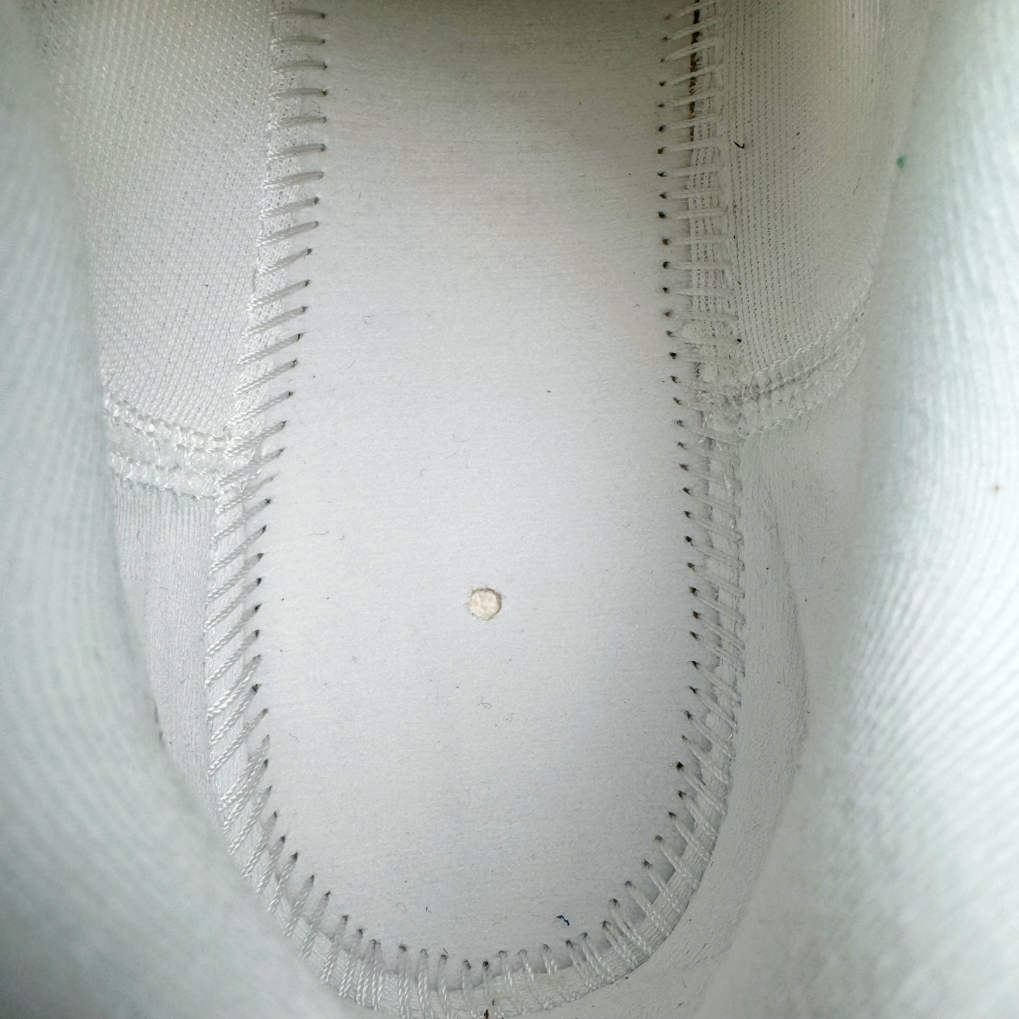 图片[10]-＃纯原 NK Zoom Fly 6 竞速飞行6代系列低帮轻质缓震透气休闲运动跑步鞋HJ7038-100 NK旗下主打竞速训练的Zoom Fly 6突然官宣，让不少跑步玩家都激动万分。根据 Nike 的官方说法，鞋款由基普乔格亲自监制并测试，可以说是受到地球最强跑者肯定的一双鞋。近日，这双鞋迎来基普乔格专属配色，并释出了官图。灵感来自基普乔格在土地跑道训练的经历，中底造型旨在还原训练后尘土覆盖的感觉。外观方面，延续了超大 Swoosh 的标志性设计，中底充满棱角感与层次感。科技方面，搭载加量ZoomX 与 SR-02 泡绵及全掌型 FlyPlate 碳纤维板 尺码：39 40 40.5 41 42 42.5 43 44 44.5 45 46-选品中心