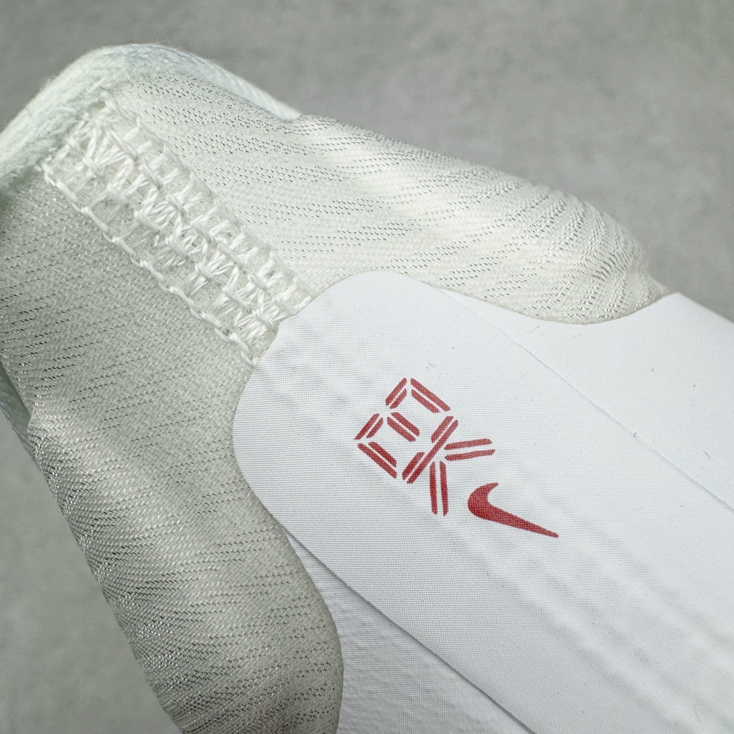 图片[15]-＃纯原 NK Zoom Fly 6 竞速飞行6代系列低帮轻质缓震透气休闲运动跑步鞋HJ7038-100 NK旗下主打竞速训练的Zoom Fly 6突然官宣，让不少跑步玩家都激动万分。根据 Nike 的官方说法，鞋款由基普乔格亲自监制并测试，可以说是受到地球最强跑者肯定的一双鞋。近日，这双鞋迎来基普乔格专属配色，并释出了官图。灵感来自基普乔格在土地跑道训练的经历，中底造型旨在还原训练后尘土覆盖的感觉。外观方面，延续了超大 Swoosh 的标志性设计，中底充满棱角感与层次感。科技方面，搭载加量ZoomX 与 SR-02 泡绵及全掌型 FlyPlate 碳纤维板 尺码：39 40 40.5 41 42 42.5 43 44 44.5 45 46-选品中心