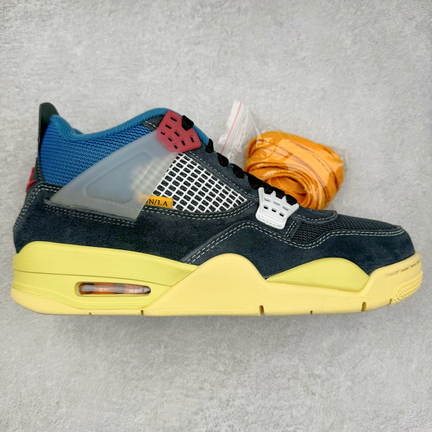 ＃PK纯原 Union LA x Air Jordan AJ4 Retro \\\”Off Noir\\\” UN联名黑蓝 DC9533-001 耗时半年巨作 全套原纸板楦头开发 原厂特供皮料加持 确保原汁原味 完美呈现四代版型 一比一鞋头弧度高度鞋身弧度 数据细节工艺流程均保持原鞋一致 原厂TPU网格鞋带扣 正确内里网布 菱角分明不变形无多余毛边 柔软性质感一致于原鞋 原厂织唛标 原厂飞人电绣工艺 尾指中部跳三针 独家绑鞋带手法 印刷中底布 四线拉帮 米色美纹纸贴合固定 进口港宝加持 后跟自然饱满 全鞋荧光划线卡点 追求极致完美 每一双都是工艺品 多重QC质检 超越公司货的品控标准 实实在在的免检产品 尺码：40 40.5 41 42 42.5 43 44 44.5 45 46 47.5-选品中心
