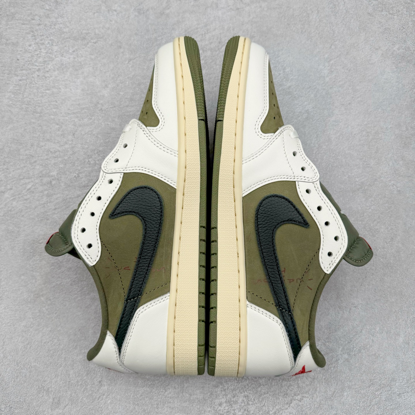 图片[5]-＃PK纯原 Travis Scott x Air Jordan AJ1 Low OG SP TS联名倒钩8.0低帮 白绿黑DM7866-200 圈内最强倒钩系列 高端零售特供批次 产品品控稳定性领先行业 各方面均可对飙L版 良心定价不杀猪 SZ原厂全套原楦原纸板冲刀磨具开发 原厂皮料加持 原厂港宝加持定型后跟R度完美 同源原厂电绣 鬼脸飞翼针数密度立体效果一致 百分百一致原鞋 原厂拉帮工艺 针距密度一致 后跟弧度收口自然不对折 极致一眼正品既视感 进口玻璃冲刀皮料裁剪零毛边 全鞋电脑针车工艺 品控清洁度最高QC检验标准 免检产品 原厂订购鞋盒、鞋标、防尘纸、鞋撑、鞋带 追求极致的原厂味道 尺码：36 36.5 37.5 38 38.5 39 40 40.5 41 42 42.5 43 44 44.5 45 46 47.5-选品中心