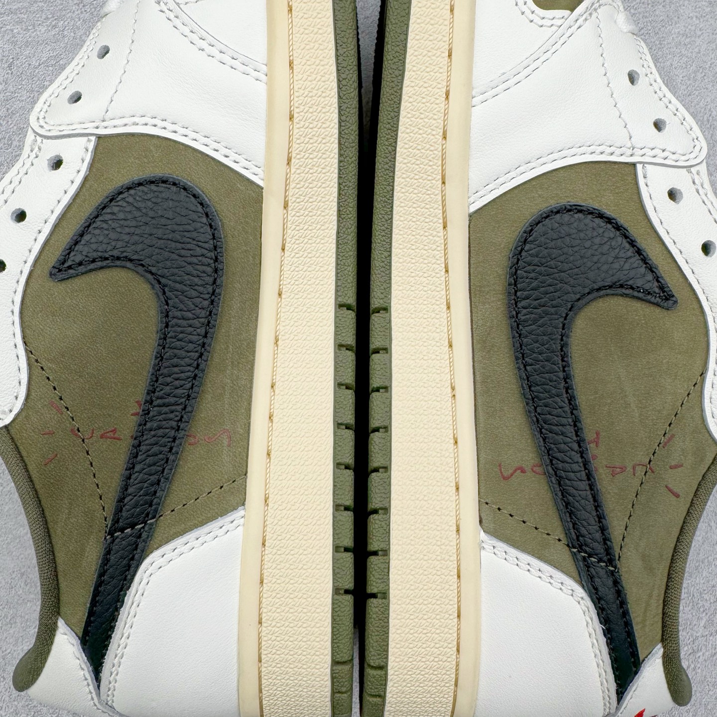 图片[12]-＃PK纯原 Travis Scott x Air Jordan AJ1 Low OG SP TS联名倒钩8.0低帮 白绿黑DM7866-200 圈内最强倒钩系列 高端零售特供批次 产品品控稳定性领先行业 各方面均可对飙L版 良心定价不杀猪 SZ原厂全套原楦原纸板冲刀磨具开发 原厂皮料加持 原厂港宝加持定型后跟R度完美 同源原厂电绣 鬼脸飞翼针数密度立体效果一致 百分百一致原鞋 原厂拉帮工艺 针距密度一致 后跟弧度收口自然不对折 极致一眼正品既视感 进口玻璃冲刀皮料裁剪零毛边 全鞋电脑针车工艺 品控清洁度最高QC检验标准 免检产品 原厂订购鞋盒、鞋标、防尘纸、鞋撑、鞋带 追求极致的原厂味道 尺码：36 36.5 37.5 38 38.5 39 40 40.5 41 42 42.5 43 44 44.5 45 46 47.5-选品中心