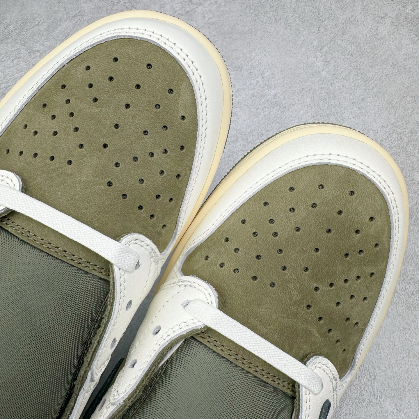 图片[13]-＃PK纯原 Travis Scott x Air Jordan AJ1 Low OG SP TS联名倒钩8.0低帮 白绿黑DM7866-200 圈内最强倒钩系列 高端零售特供批次 产品品控稳定性领先行业 各方面均可对飙L版 良心定价不杀猪 SZ原厂全套原楦原纸板冲刀磨具开发 原厂皮料加持 原厂港宝加持定型后跟R度完美 同源原厂电绣 鬼脸飞翼针数密度立体效果一致 百分百一致原鞋 原厂拉帮工艺 针距密度一致 后跟弧度收口自然不对折 极致一眼正品既视感 进口玻璃冲刀皮料裁剪零毛边 全鞋电脑针车工艺 品控清洁度最高QC检验标准 免检产品 原厂订购鞋盒、鞋标、防尘纸、鞋撑、鞋带 追求极致的原厂味道 尺码：36 36.5 37.5 38 38.5 39 40 40.5 41 42 42.5 43 44 44.5 45 46 47.5-选品中心