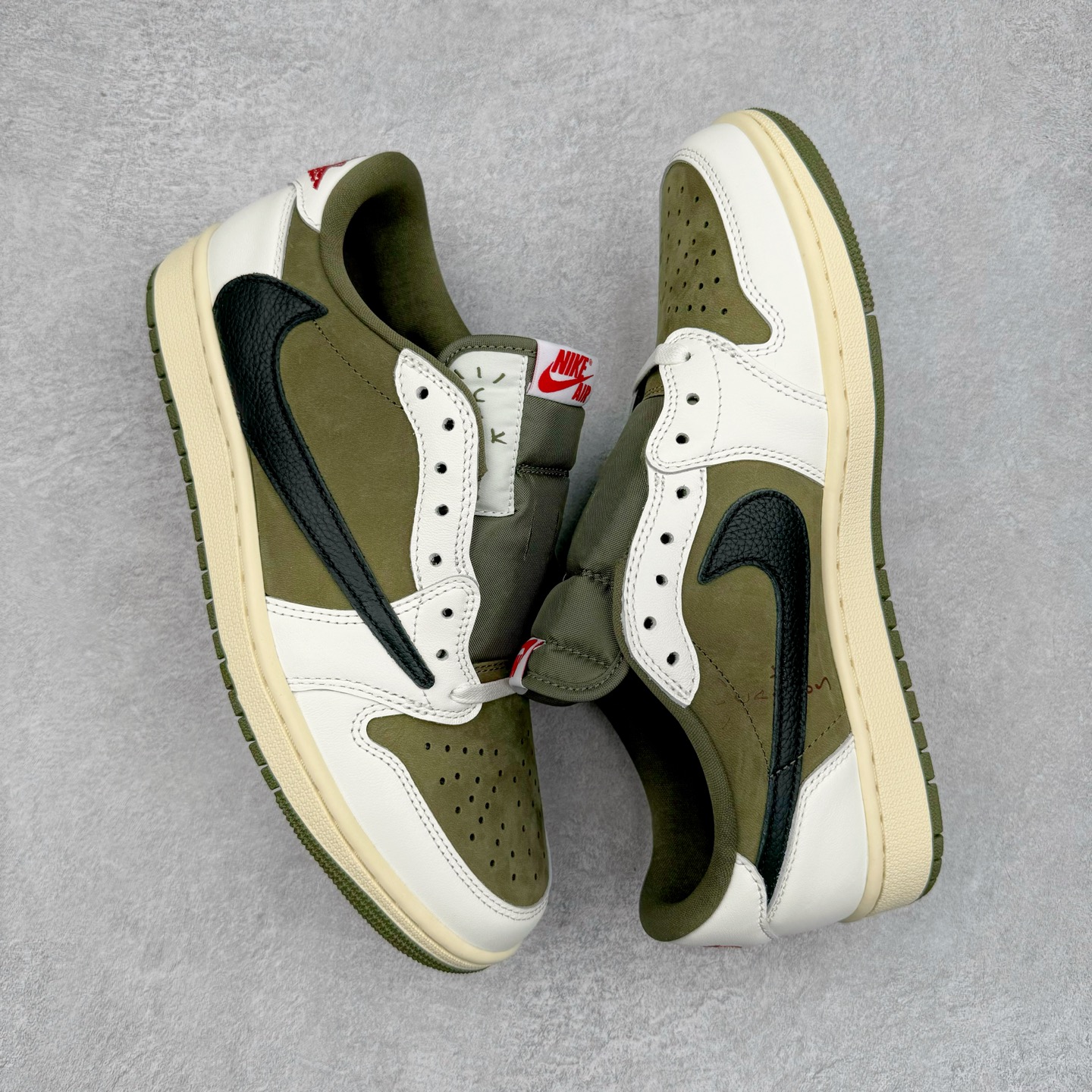 图片[3]-＃PK纯原 Travis Scott x Air Jordan AJ1 Low OG SP TS联名倒钩8.0低帮 白绿黑DM7866-200 圈内最强倒钩系列 高端零售特供批次 产品品控稳定性领先行业 各方面均可对飙L版 良心定价不杀猪 SZ原厂全套原楦原纸板冲刀磨具开发 原厂皮料加持 原厂港宝加持定型后跟R度完美 同源原厂电绣 鬼脸飞翼针数密度立体效果一致 百分百一致原鞋 原厂拉帮工艺 针距密度一致 后跟弧度收口自然不对折 极致一眼正品既视感 进口玻璃冲刀皮料裁剪零毛边 全鞋电脑针车工艺 品控清洁度最高QC检验标准 免检产品 原厂订购鞋盒、鞋标、防尘纸、鞋撑、鞋带 追求极致的原厂味道 尺码：36 36.5 37.5 38 38.5 39 40 40.5 41 42 42.5 43 44 44.5 45 46 47.5-选品中心