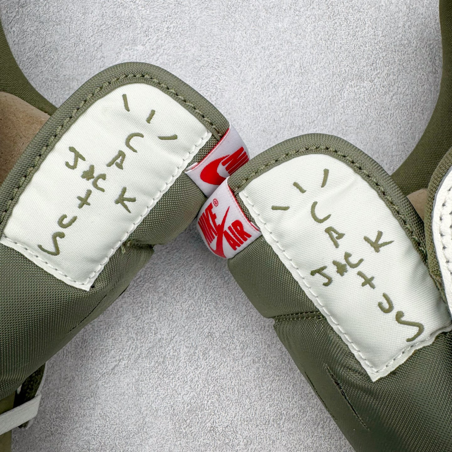 图片[15]-＃PK纯原 Travis Scott x Air Jordan AJ1 Low OG SP TS联名倒钩8.0低帮 白绿黑DM7866-200 圈内最强倒钩系列 高端零售特供批次 产品品控稳定性领先行业 各方面均可对飙L版 良心定价不杀猪 SZ原厂全套原楦原纸板冲刀磨具开发 原厂皮料加持 原厂港宝加持定型后跟R度完美 同源原厂电绣 鬼脸飞翼针数密度立体效果一致 百分百一致原鞋 原厂拉帮工艺 针距密度一致 后跟弧度收口自然不对折 极致一眼正品既视感 进口玻璃冲刀皮料裁剪零毛边 全鞋电脑针车工艺 品控清洁度最高QC检验标准 免检产品 原厂订购鞋盒、鞋标、防尘纸、鞋撑、鞋带 追求极致的原厂味道 尺码：36 36.5 37.5 38 38.5 39 40 40.5 41 42 42.5 43 44 44.5 45 46 47.5-选品中心