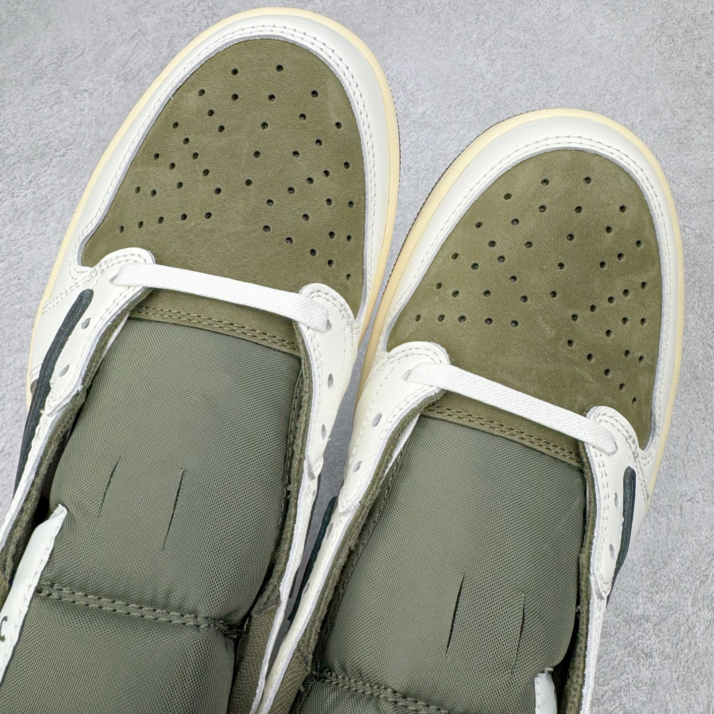 图片[6]-＃PK纯原 Travis Scott x Air Jordan AJ1 Low OG SP TS联名倒钩8.0低帮 白绿黑DM7866-200 圈内最强倒钩系列 高端零售特供批次 产品品控稳定性领先行业 各方面均可对飙L版 良心定价不杀猪 SZ原厂全套原楦原纸板冲刀磨具开发 原厂皮料加持 原厂港宝加持定型后跟R度完美 同源原厂电绣 鬼脸飞翼针数密度立体效果一致 百分百一致原鞋 原厂拉帮工艺 针距密度一致 后跟弧度收口自然不对折 极致一眼正品既视感 进口玻璃冲刀皮料裁剪零毛边 全鞋电脑针车工艺 品控清洁度最高QC检验标准 免检产品 原厂订购鞋盒、鞋标、防尘纸、鞋撑、鞋带 追求极致的原厂味道 尺码：36 36.5 37.5 38 38.5 39 40 40.5 41 42 42.5 43 44 44.5 45 46 47.5-选品中心