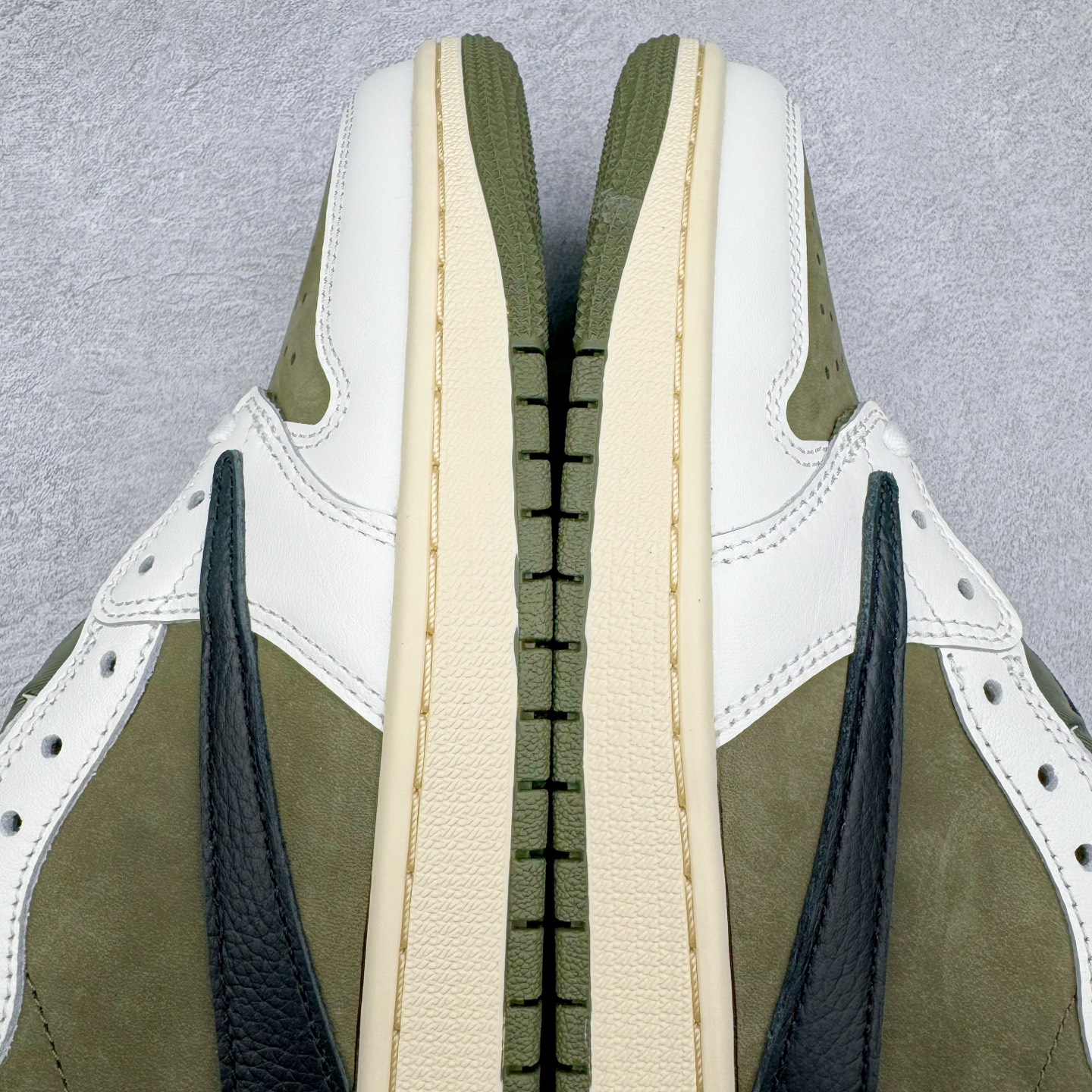 图片[10]-＃PK纯原 Travis Scott x Air Jordan AJ1 Low OG SP TS联名倒钩8.0低帮 白绿黑DM7866-200 圈内最强倒钩系列 高端零售特供批次 产品品控稳定性领先行业 各方面均可对飙L版 良心定价不杀猪 SZ原厂全套原楦原纸板冲刀磨具开发 原厂皮料加持 原厂港宝加持定型后跟R度完美 同源原厂电绣 鬼脸飞翼针数密度立体效果一致 百分百一致原鞋 原厂拉帮工艺 针距密度一致 后跟弧度收口自然不对折 极致一眼正品既视感 进口玻璃冲刀皮料裁剪零毛边 全鞋电脑针车工艺 品控清洁度最高QC检验标准 免检产品 原厂订购鞋盒、鞋标、防尘纸、鞋撑、鞋带 追求极致的原厂味道 尺码：36 36.5 37.5 38 38.5 39 40 40.5 41 42 42.5 43 44 44.5 45 46 47.5-选品中心