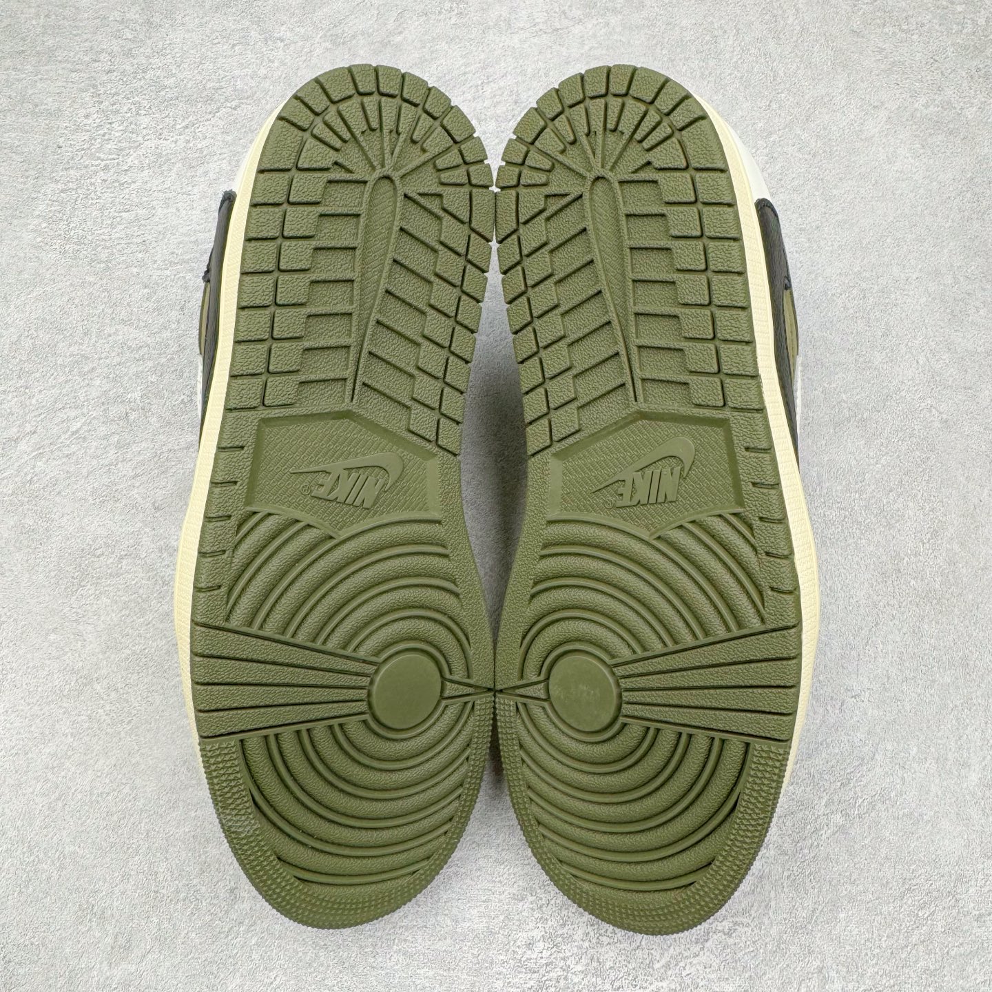 图片[9]-＃PK纯原 Travis Scott x Air Jordan AJ1 Low OG SP TS联名倒钩8.0低帮 白绿黑DM7866-200 圈内最强倒钩系列 高端零售特供批次 产品品控稳定性领先行业 各方面均可对飙L版 良心定价不杀猪 SZ原厂全套原楦原纸板冲刀磨具开发 原厂皮料加持 原厂港宝加持定型后跟R度完美 同源原厂电绣 鬼脸飞翼针数密度立体效果一致 百分百一致原鞋 原厂拉帮工艺 针距密度一致 后跟弧度收口自然不对折 极致一眼正品既视感 进口玻璃冲刀皮料裁剪零毛边 全鞋电脑针车工艺 品控清洁度最高QC检验标准 免检产品 原厂订购鞋盒、鞋标、防尘纸、鞋撑、鞋带 追求极致的原厂味道 尺码：36 36.5 37.5 38 38.5 39 40 40.5 41 42 42.5 43 44 44.5 45 46 47.5-选品中心