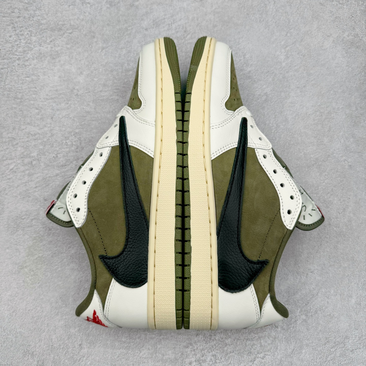 图片[4]-＃PK纯原 Travis Scott x Air Jordan AJ1 Low OG SP TS联名倒钩8.0低帮 白绿黑DM7866-200 圈内最强倒钩系列 高端零售特供批次 产品品控稳定性领先行业 各方面均可对飙L版 良心定价不杀猪 SZ原厂全套原楦原纸板冲刀磨具开发 原厂皮料加持 原厂港宝加持定型后跟R度完美 同源原厂电绣 鬼脸飞翼针数密度立体效果一致 百分百一致原鞋 原厂拉帮工艺 针距密度一致 后跟弧度收口自然不对折 极致一眼正品既视感 进口玻璃冲刀皮料裁剪零毛边 全鞋电脑针车工艺 品控清洁度最高QC检验标准 免检产品 原厂订购鞋盒、鞋标、防尘纸、鞋撑、鞋带 追求极致的原厂味道 尺码：36 36.5 37.5 38 38.5 39 40 40.5 41 42 42.5 43 44 44.5 45 46 47.5-选品中心