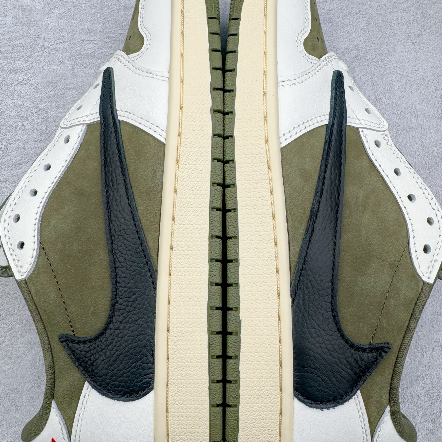 图片[11]-＃PK纯原 Travis Scott x Air Jordan AJ1 Low OG SP TS联名倒钩8.0低帮 白绿黑DM7866-200 圈内最强倒钩系列 高端零售特供批次 产品品控稳定性领先行业 各方面均可对飙L版 良心定价不杀猪 SZ原厂全套原楦原纸板冲刀磨具开发 原厂皮料加持 原厂港宝加持定型后跟R度完美 同源原厂电绣 鬼脸飞翼针数密度立体效果一致 百分百一致原鞋 原厂拉帮工艺 针距密度一致 后跟弧度收口自然不对折 极致一眼正品既视感 进口玻璃冲刀皮料裁剪零毛边 全鞋电脑针车工艺 品控清洁度最高QC检验标准 免检产品 原厂订购鞋盒、鞋标、防尘纸、鞋撑、鞋带 追求极致的原厂味道 尺码：36 36.5 37.5 38 38.5 39 40 40.5 41 42 42.5 43 44 44.5 45 46 47.5-选品中心