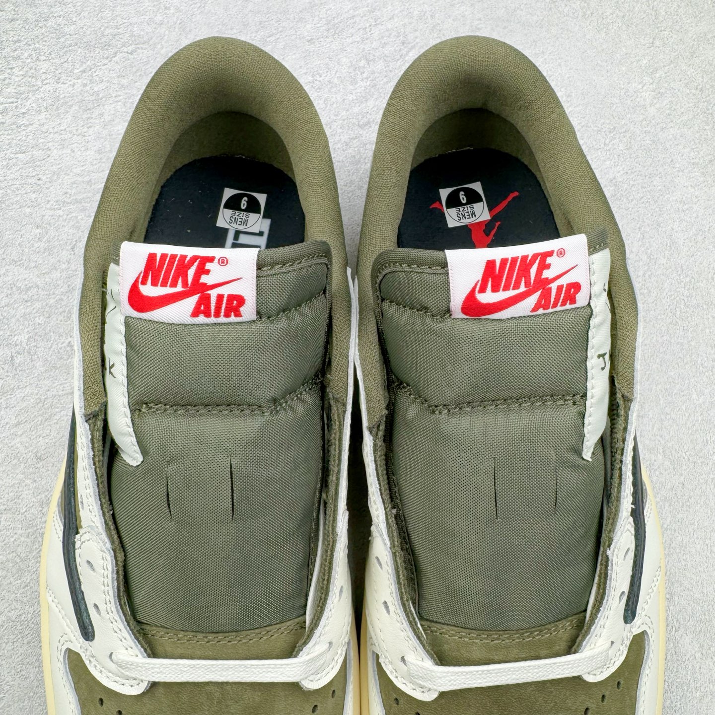 图片[7]-＃PK纯原 Travis Scott x Air Jordan AJ1 Low OG SP TS联名倒钩8.0低帮 白绿黑DM7866-200 圈内最强倒钩系列 高端零售特供批次 产品品控稳定性领先行业 各方面均可对飙L版 良心定价不杀猪 SZ原厂全套原楦原纸板冲刀磨具开发 原厂皮料加持 原厂港宝加持定型后跟R度完美 同源原厂电绣 鬼脸飞翼针数密度立体效果一致 百分百一致原鞋 原厂拉帮工艺 针距密度一致 后跟弧度收口自然不对折 极致一眼正品既视感 进口玻璃冲刀皮料裁剪零毛边 全鞋电脑针车工艺 品控清洁度最高QC检验标准 免检产品 原厂订购鞋盒、鞋标、防尘纸、鞋撑、鞋带 追求极致的原厂味道 尺码：36 36.5 37.5 38 38.5 39 40 40.5 41 42 42.5 43 44 44.5 45 46 47.5-选品中心