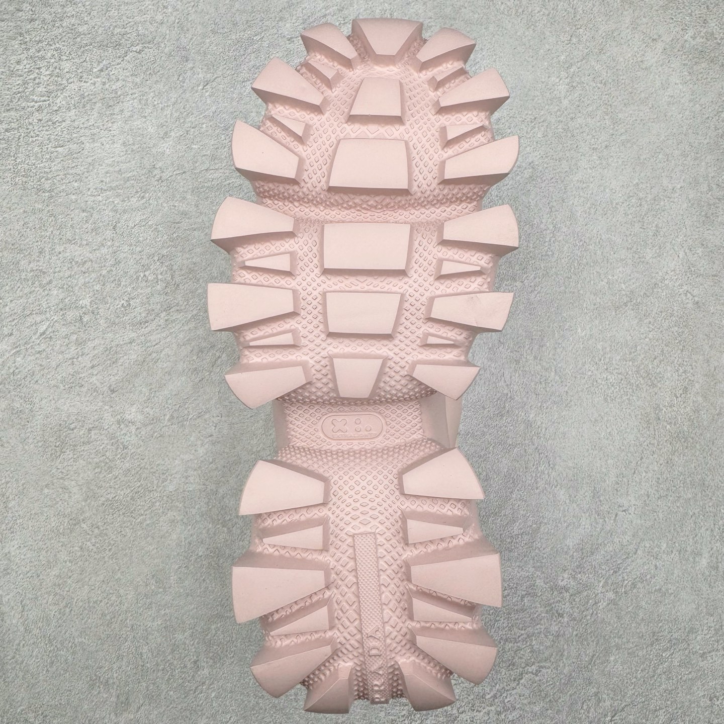 图片[9]-PRADA Cloudbust Thunder 普拉达厚底低帮休闲鞋 该鞋款选用织物和橡胶打造 诠释繁复精致的鞋型 锯齿状橡胶胎面花纹精雕细琢 橡胶饰片赋予鞋面立体效果 尺码：36 37 38 39 40 41 42 43 44 45 46 比运动鞋偏大一码-选品中心