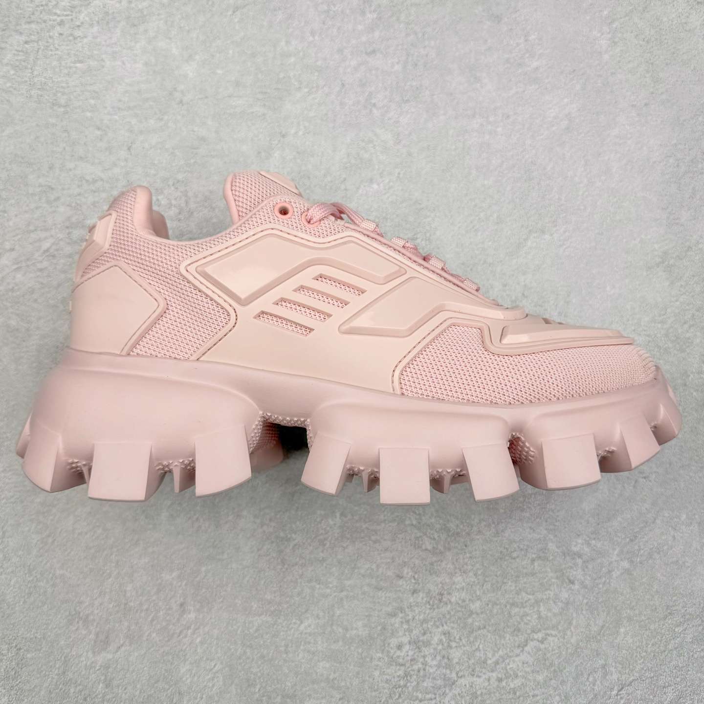 PRADA Cloudbust Thunder 普拉达厚底低帮休闲鞋 该鞋款选用织物和橡胶打造 诠释繁复精致的鞋型 锯齿状橡胶胎面花纹精雕细琢 橡胶饰片赋予鞋面立体效果 尺码:36 37 38 39 40 41 42 43 44 45 46 比运动鞋偏大一码-选品中心