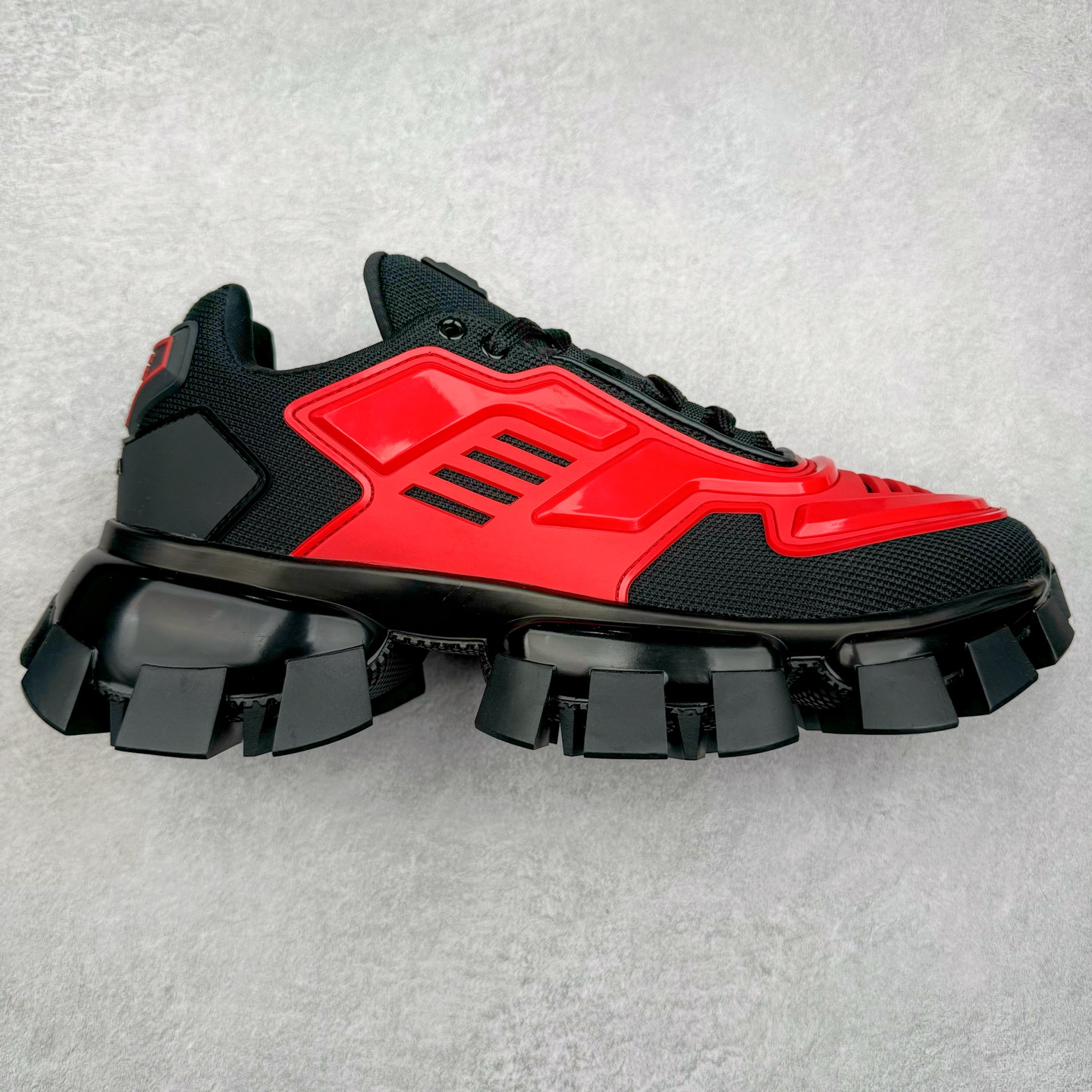 PRADA Cloudbust Thunder 普拉达厚底低帮休闲鞋 该鞋款选用织物和橡胶打造 诠释繁复精致的鞋型 锯齿状橡胶胎面花纹精雕细琢 橡胶饰片赋予鞋面立体效果 尺码:36 37 38 39 40 41 42 43 44 45 46 比运动鞋偏大一码-选品中心