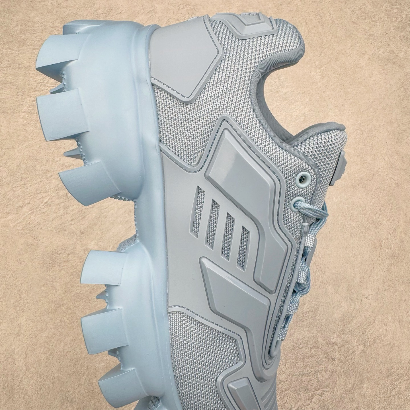 图片[6]-PRADA Cloudbust Thunder 普拉达厚底低帮休闲鞋 该鞋款选用织物和橡胶打造 诠释繁复精致的鞋型 锯齿状橡胶胎面花纹精雕细琢 橡胶饰片赋予鞋面立体效果 尺码：36 37 38 39 40 41 42 43 44 45 46 比运动鞋偏大一码-选品中心