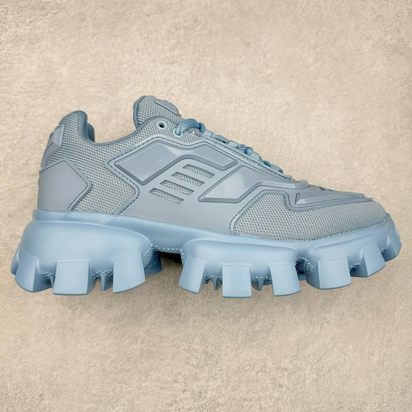 PRADA Cloudbust Thunder 普拉达厚底低帮休闲鞋 该鞋款选用织物和橡胶打造 诠释繁复精致的鞋型 锯齿状橡胶胎面花纹精雕细琢 橡胶饰片赋予鞋面立体效果 尺码:36 37 38 39 40 41 42 43 44 45 46 比运动鞋偏大一码-选品中心