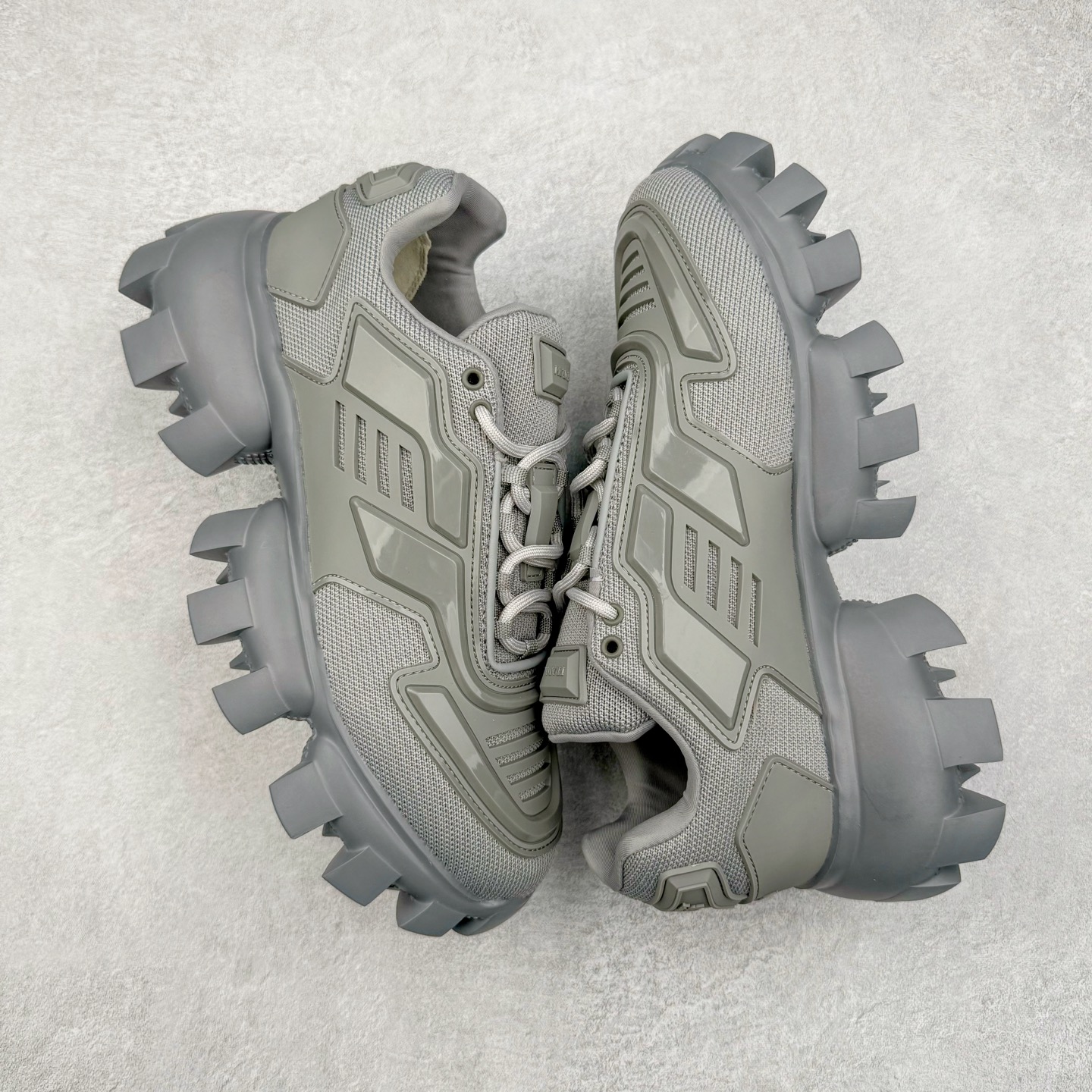 图片[3]-PRADA Cloudbust Thunder 普拉达厚底低帮休闲鞋 该鞋款选用织物和橡胶打造 诠释繁复精致的鞋型 锯齿状橡胶胎面花纹精雕细琢 橡胶饰片赋予鞋面立体效果 尺码：36 37 38 39 40 41 42 43 44 45 46 比运动鞋偏大一码-选品中心