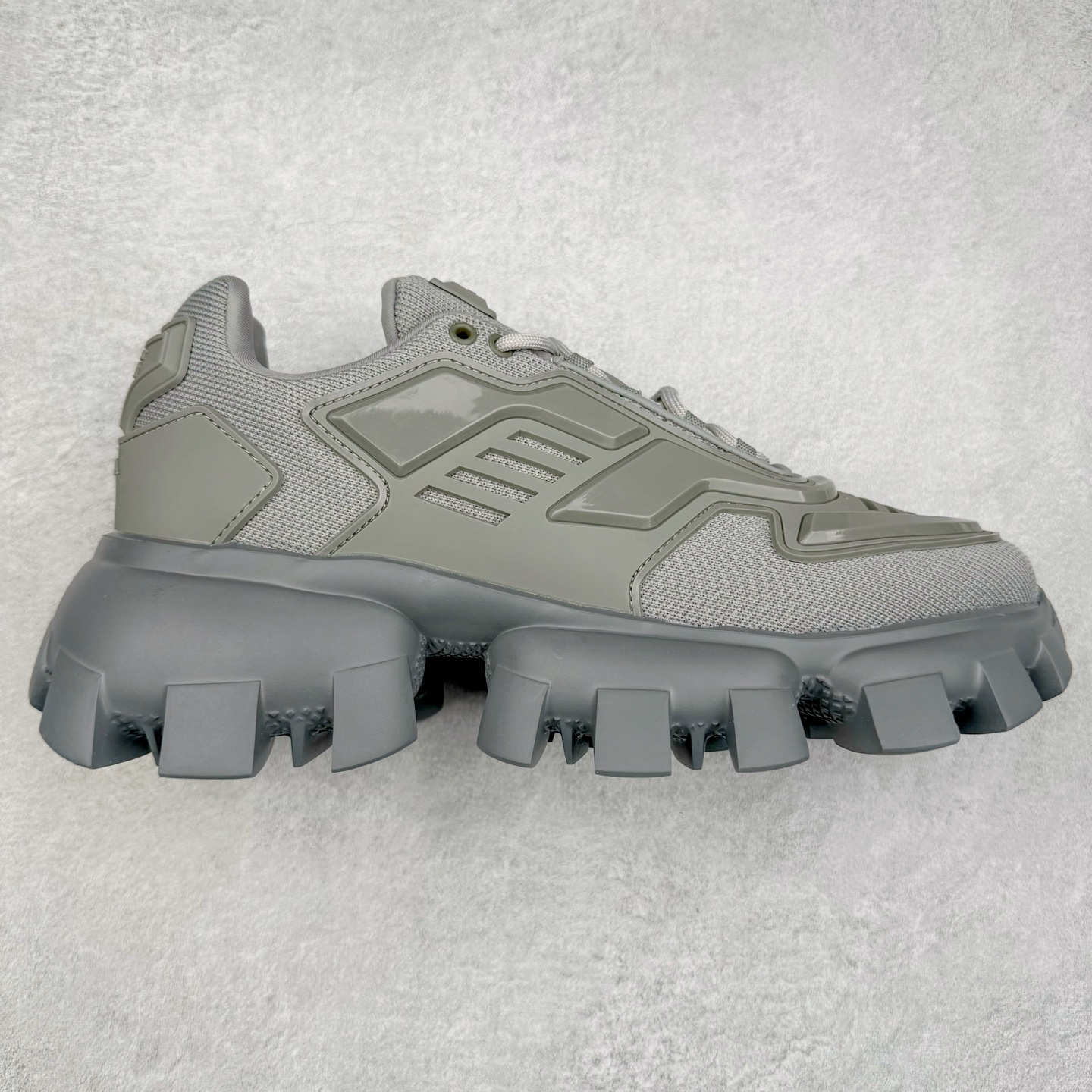 PRADA Cloudbust Thunder 普拉达厚底低帮休闲鞋 该鞋款选用织物和橡胶打造 诠释繁复精致的鞋型 锯齿状橡胶胎面花纹精雕细琢 橡胶饰片赋予鞋面立体效果 尺码:36 37 38 39 40 41 42 43 44 45 46 比运动鞋偏大一码-选品中心