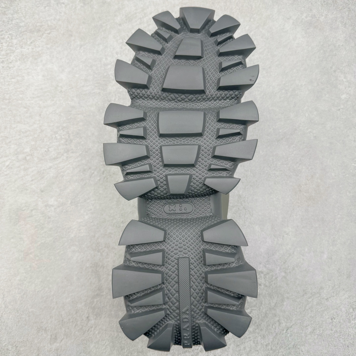 图片[9]-PRADA Cloudbust Thunder 普拉达厚底低帮休闲鞋 该鞋款选用织物和橡胶打造 诠释繁复精致的鞋型 锯齿状橡胶胎面花纹精雕细琢 橡胶饰片赋予鞋面立体效果 尺码：36 37 38 39 40 41 42 43 44 45 46 比运动鞋偏大一码-选品中心