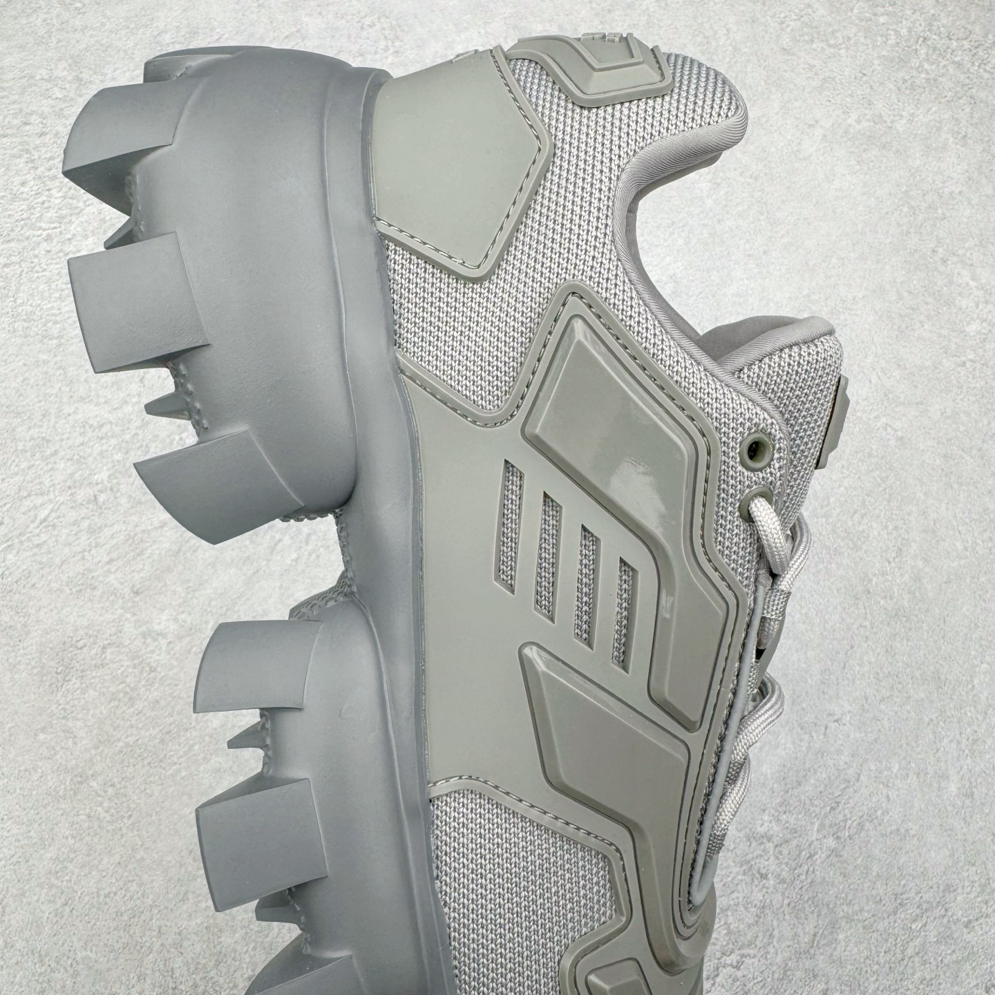 图片[6]-PRADA Cloudbust Thunder 普拉达厚底低帮休闲鞋 该鞋款选用织物和橡胶打造 诠释繁复精致的鞋型 锯齿状橡胶胎面花纹精雕细琢 橡胶饰片赋予鞋面立体效果 尺码：36 37 38 39 40 41 42 43 44 45 46 比运动鞋偏大一码-选品中心