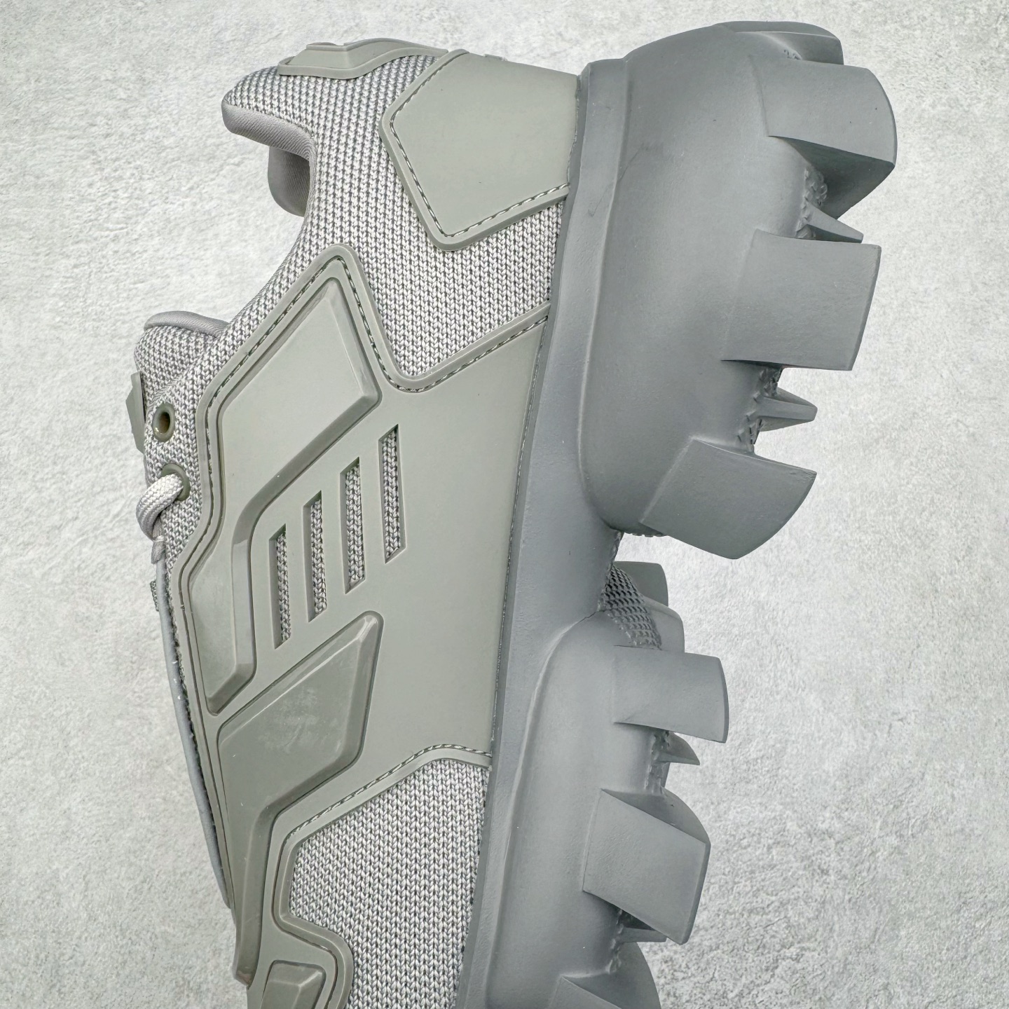 图片[7]-PRADA Cloudbust Thunder 普拉达厚底低帮休闲鞋 该鞋款选用织物和橡胶打造 诠释繁复精致的鞋型 锯齿状橡胶胎面花纹精雕细琢 橡胶饰片赋予鞋面立体效果 尺码：36 37 38 39 40 41 42 43 44 45 46 比运动鞋偏大一码-选品中心