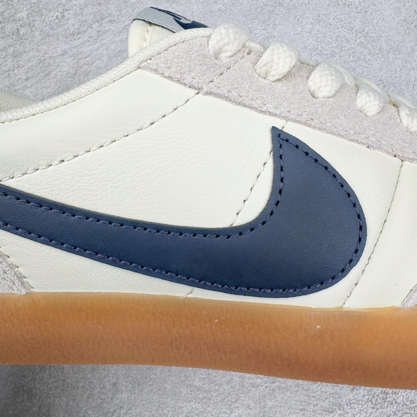 图片[11]-＃奥莱Zp订单福利 J.Crew x NK Killshot II Leather 联名复古板鞋 432997-107 采用米白色皮革制作鞋身 Swoosh 点缀其中 最后搭载棕色生胶大底 流露出满满的复古气气息 独家渠道 市面未流通批次 奥莱直播间499 599一样的东西 碾压市面现存所有版本 公司一样的东西 超值回馈 帮你省钱 支持各种鉴定 采用环保材料的大底 独特的鞋面连者鞋底印刷 演绎出了这个配色的独特风格 眼前的新设计选用皮质 配出当下流行的阴阳元素 呈现属于现代潮流的美感 尺码：35.5 36 36.5 37.5 38 38.5 39 40 40.5 41 42 42.5 43 44 44.5 45-选品中心