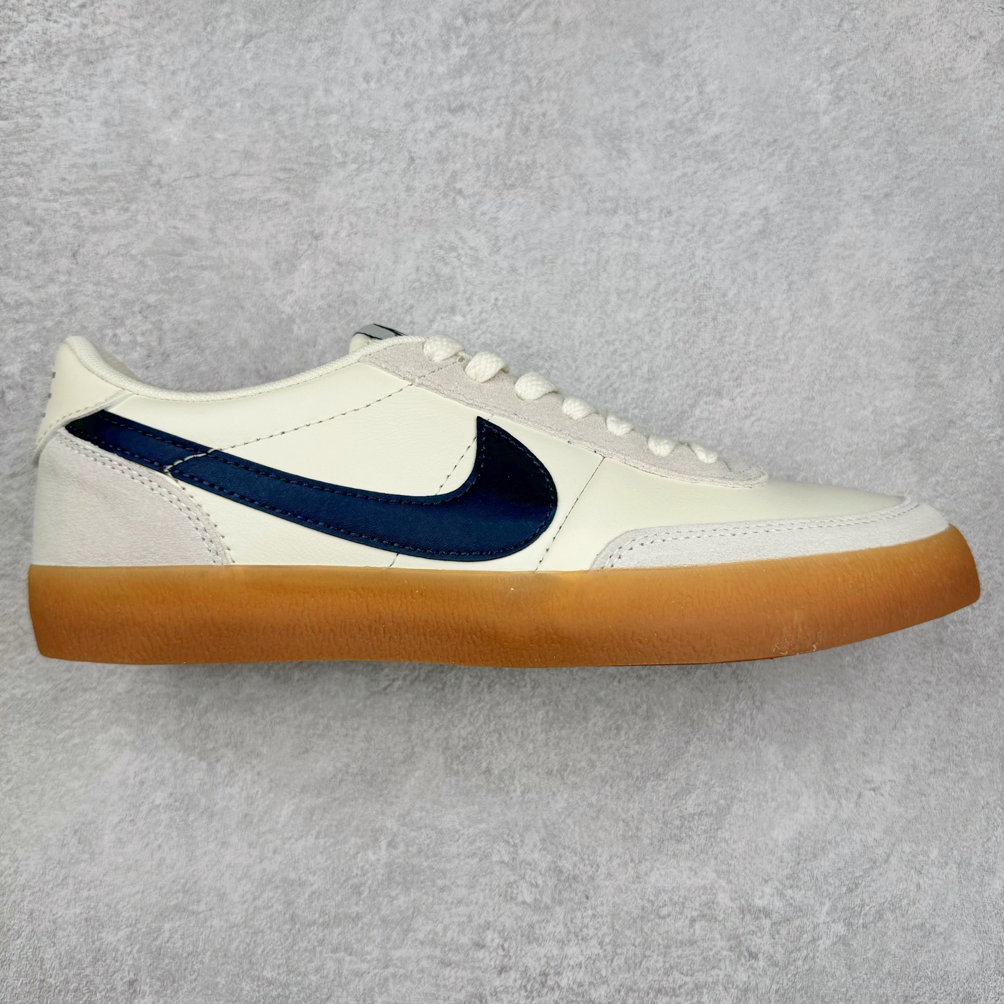 ＃奥莱Zp订单福利 J.Crew x NK Killshot II Leather 联名复古板鞋 432997-107 采用米白色皮革制作鞋身 Swoosh 点缀其中 最后搭载棕色生胶大底 流露出满满的复古气气息 独家渠道 市面未流通批次 奥莱直播间499 599一样的东西 碾压市面现存所有版本 公司一样的东西 超值回馈 帮你省钱 支持各种鉴定 采用环保材料的大底 独特的鞋面连者鞋底印刷 演绎出了这个配色的独特风格 眼前的新设计选用皮质 配出当下流行的阴阳元素 呈现属于现代潮流的美感 尺码：35.5 36 36.5 37.5 38 38.5 39 40 40.5 41 42 42.5 43 44 44.5 45-选品中心